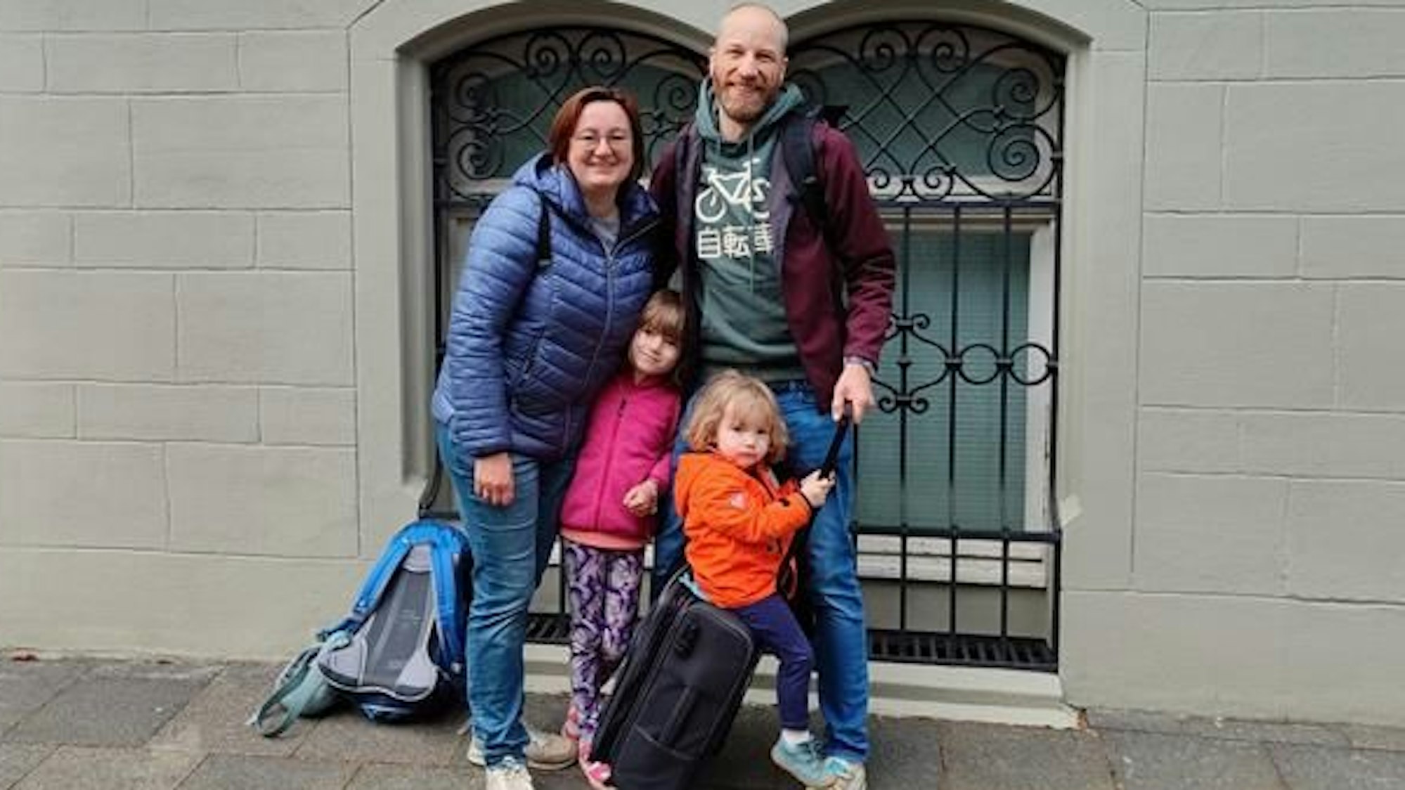 Bombenfund in der Südstadt: Familie Hölzer kehrt nach der Evakuierung zurück in ihre Wohnung.