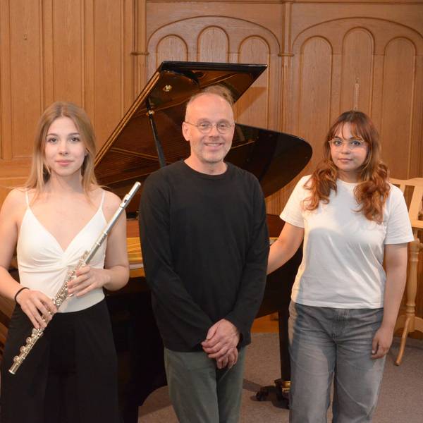 Das Foto zeigt die beiden Musikerinnen und den Musikschulleiter vor einem Konzertflügel.