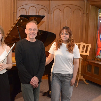 Das Foto zeigt die beiden Musikerinnen und den Musikschulleiter vor einem Konzertflügel.