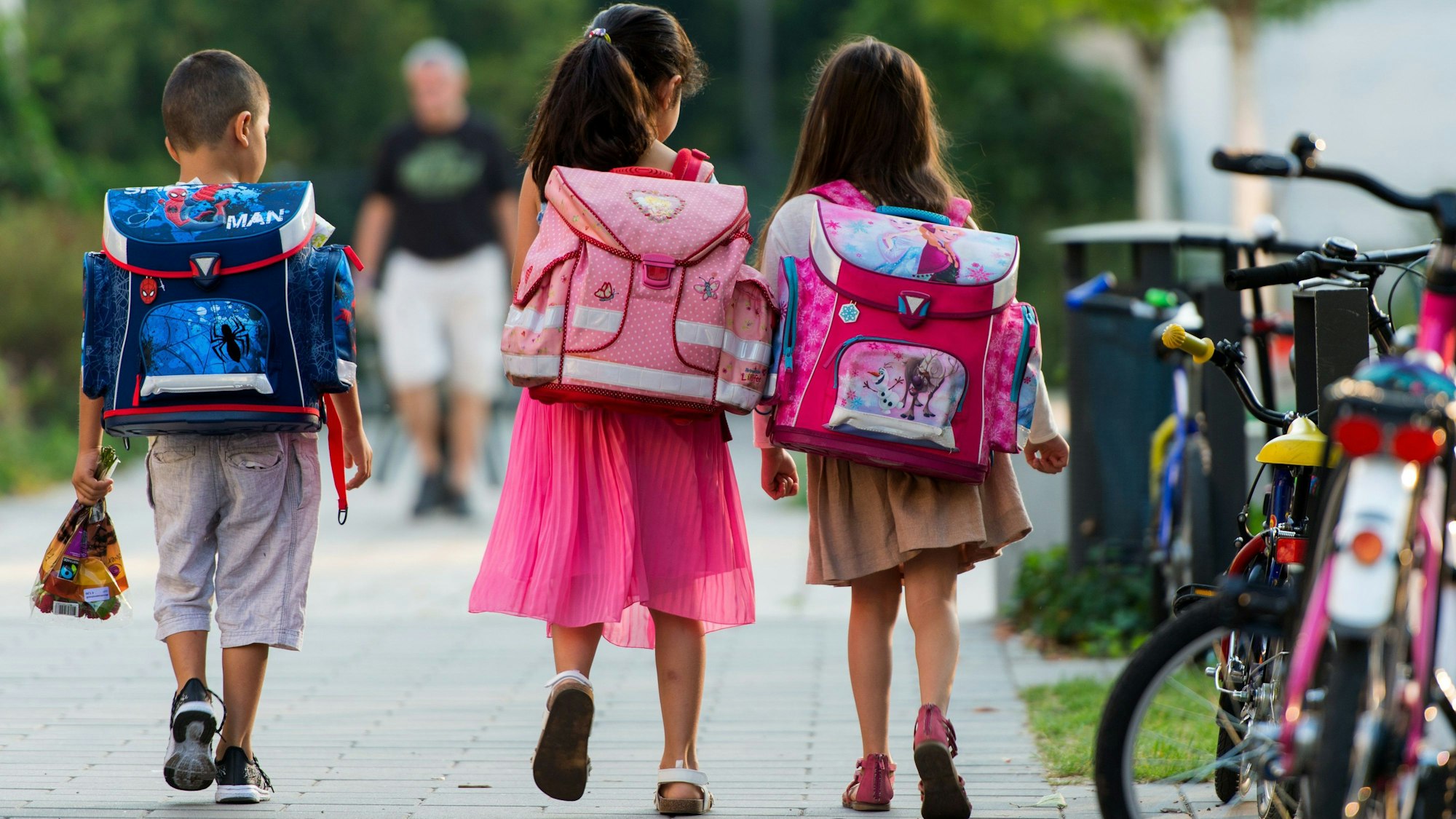 Kinder auf dem Weg zur Schule. (Archivbild)