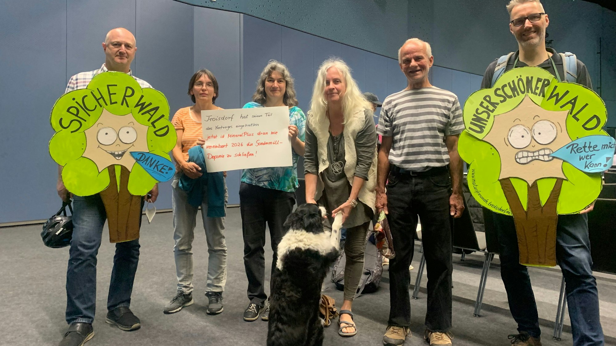 Die Bürgerinitiative Naturfreunde Troisdorf war eigens mit Plakaten zur Sitzung des Stadtrates im Juni 2022 gekommen, um gegen die Sondermülldeponie zu protestieren.
