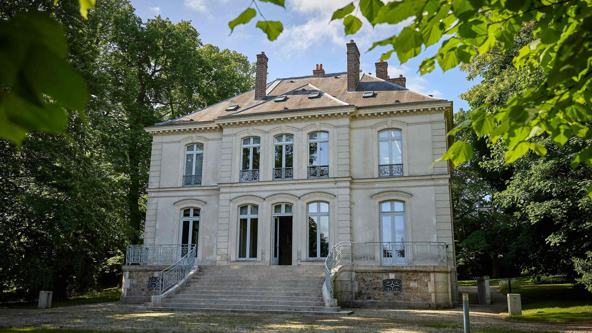 Ehemalige Residenz von Karl Lagerfeld bei Paris: Das Anwesen mit 600 m² Wohnfläche und Park wird am 17. Juni versteigert.