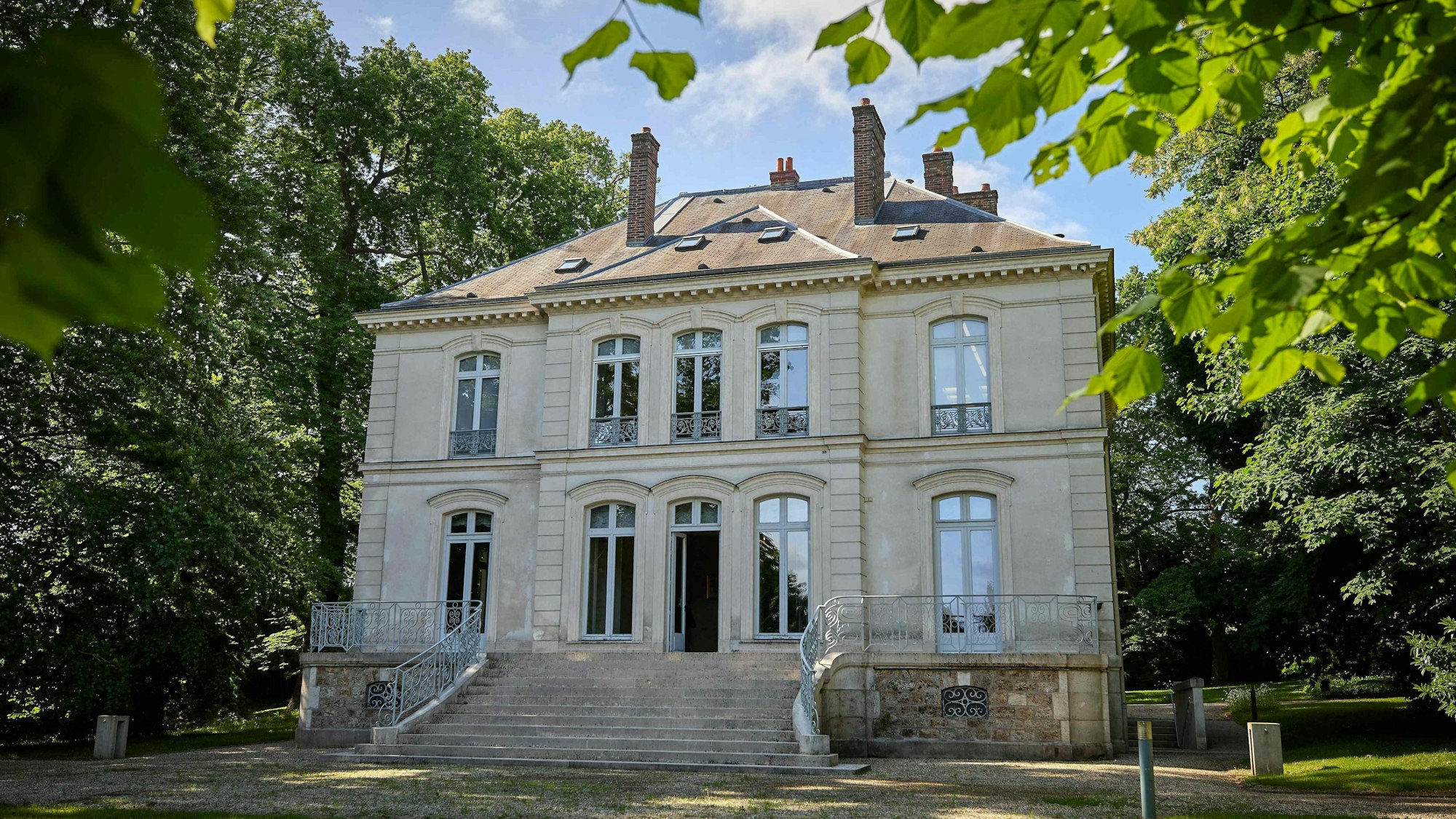 Ehemalige Residenz von Karl Lagerfeld bei Paris: Das Anwesen mit 600 m² Wohnfläche und Park wird am 17. Juni versteigert.