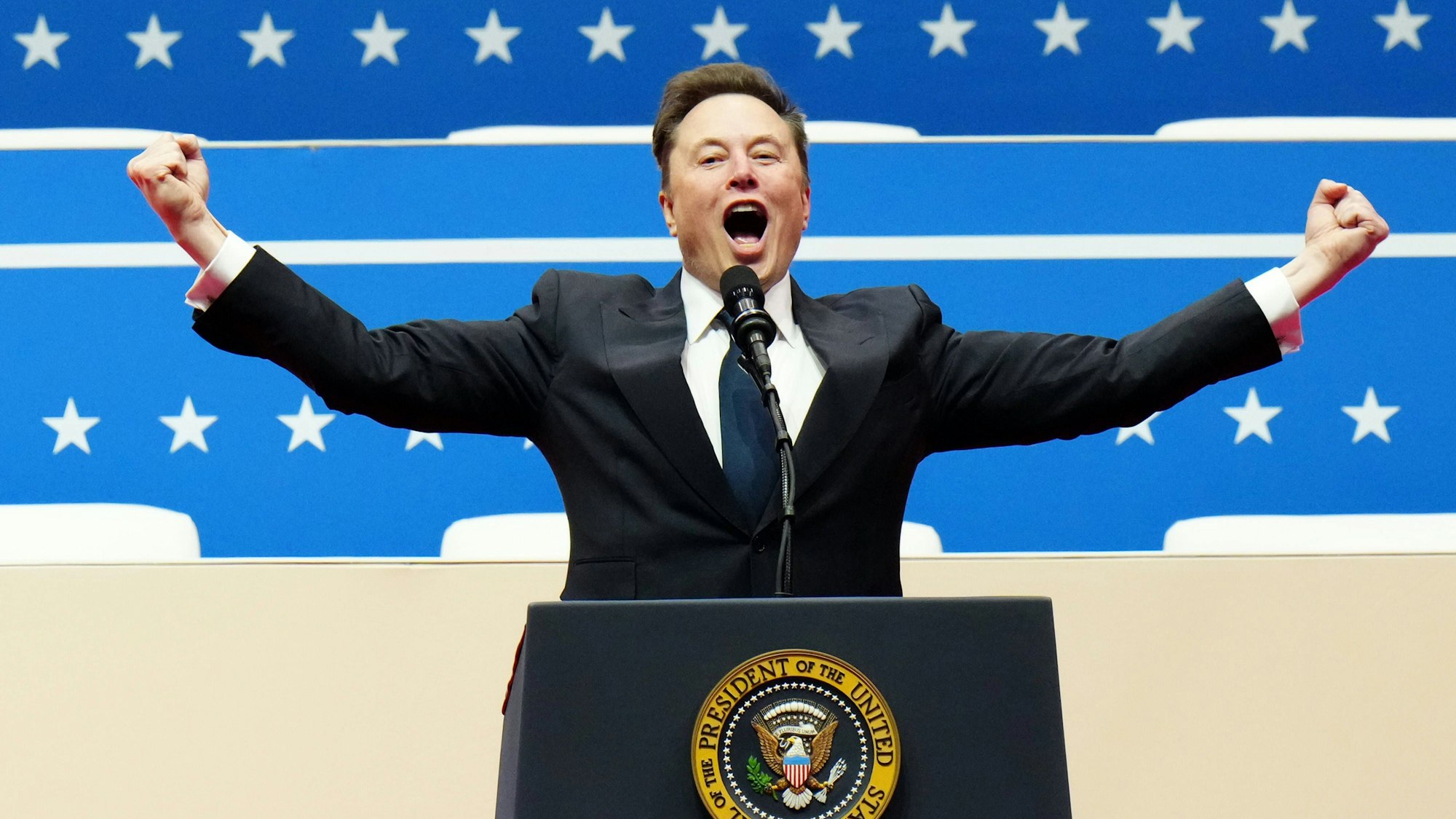 Das Bild zeigt Tesla- und X-CEO Elon Musk an einem Rednerpult. Foto: KenxCedeno/IMAGO/UPI Photo