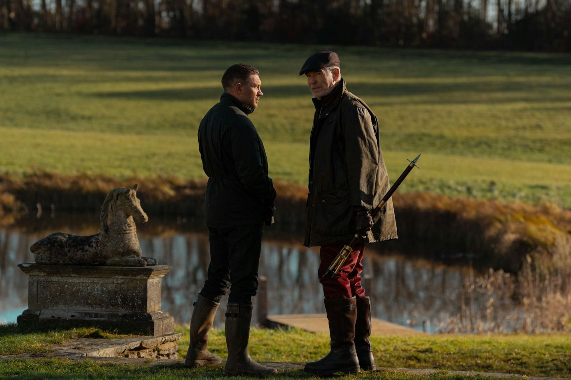 Harry De Souza (Tom Hardy, links) ist die rechte Hand von Gangsterboss Conrad Harrigan (Pierce Brosnan). (Bild: ©2025 Viacom International Inc. / Paramount + / Luke Varley)