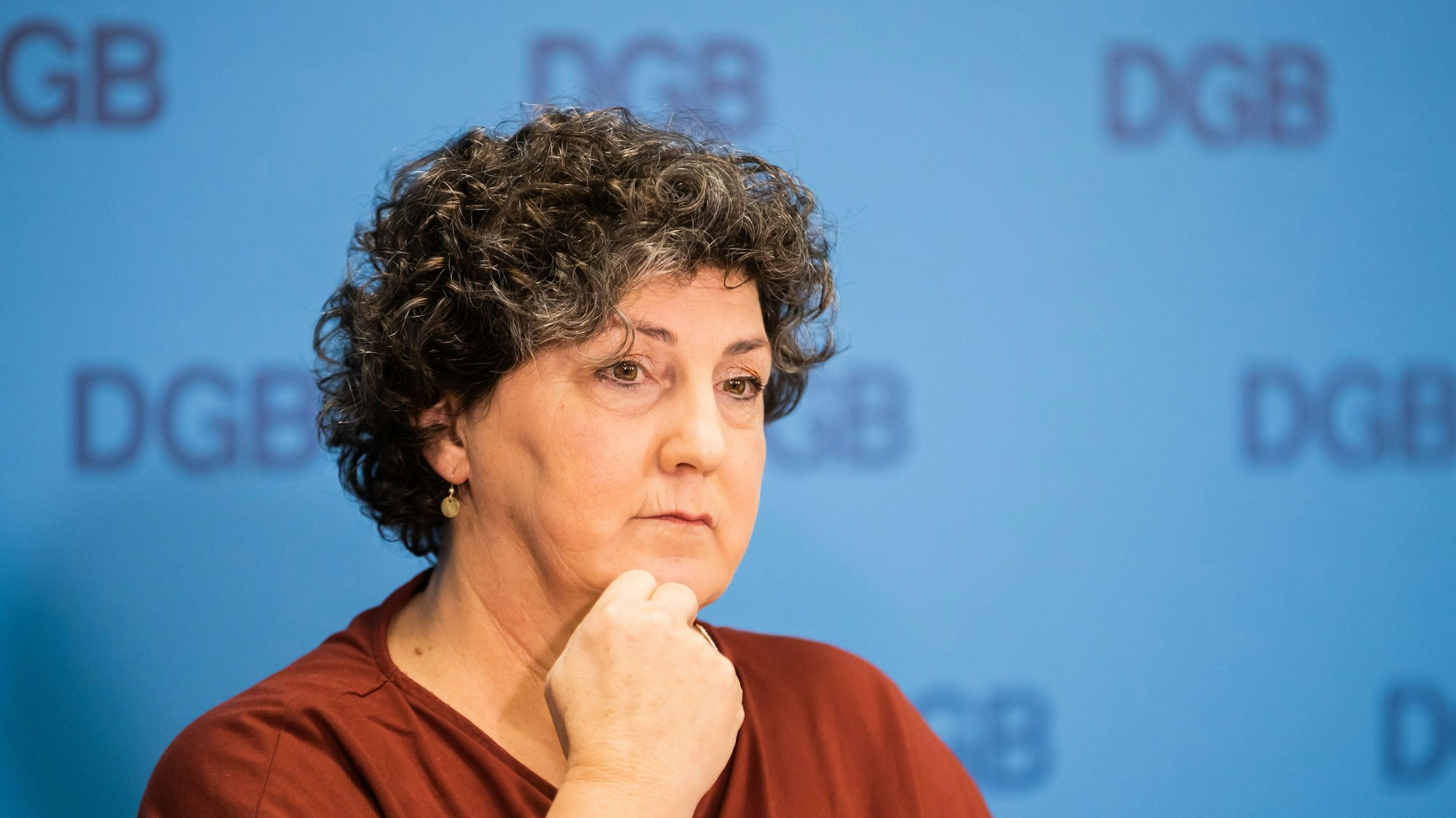 23.01.2023, Berlin: Anja Piel, Mitglied des geschäftsführenden Bundesvorstands des Deutschen Gewerkschaftsbundes, nimmt an der Jahrespressekonferenz des Deutschen Gewerkschaftsbundes zu den politischen Schwerpunkten des DGB für das Jahr 2023 teil. Foto: Christoph Soeder/dpa +++ dpa-Bildfunk +++