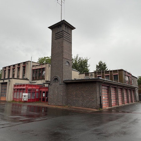 Auf dem Bild ist das Gebäude der Alten Feuerwache zu sehen.