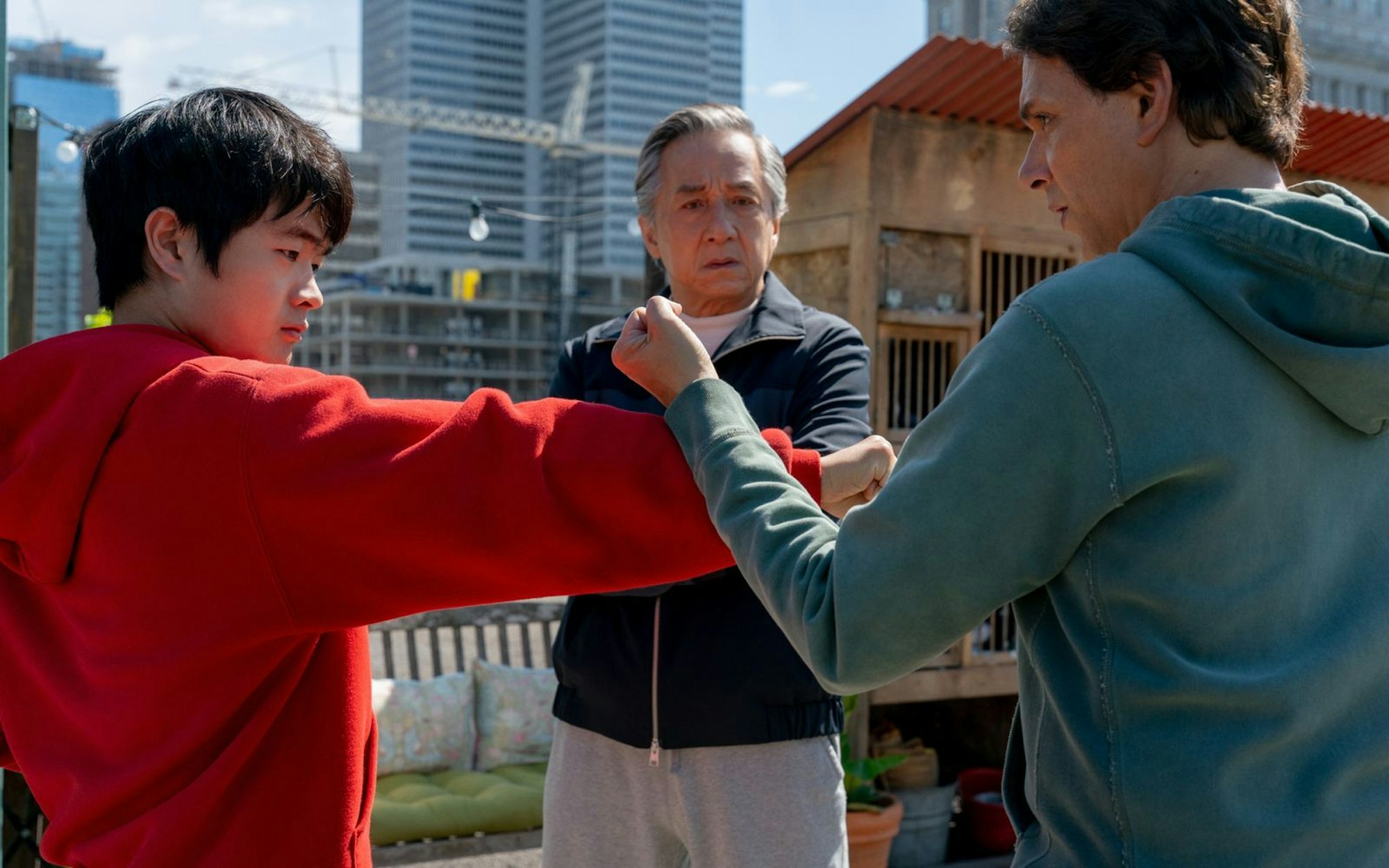 In „Karate Kid: Legends“ treffen mehrere Generationen aufeinander (von links): Li Fong (Ben Wang), Mr. Han (Jackie Chan) und Daniel LaRusso (Ralph Macchio). (Bild: 2024 CTMG/Sony Pictures)