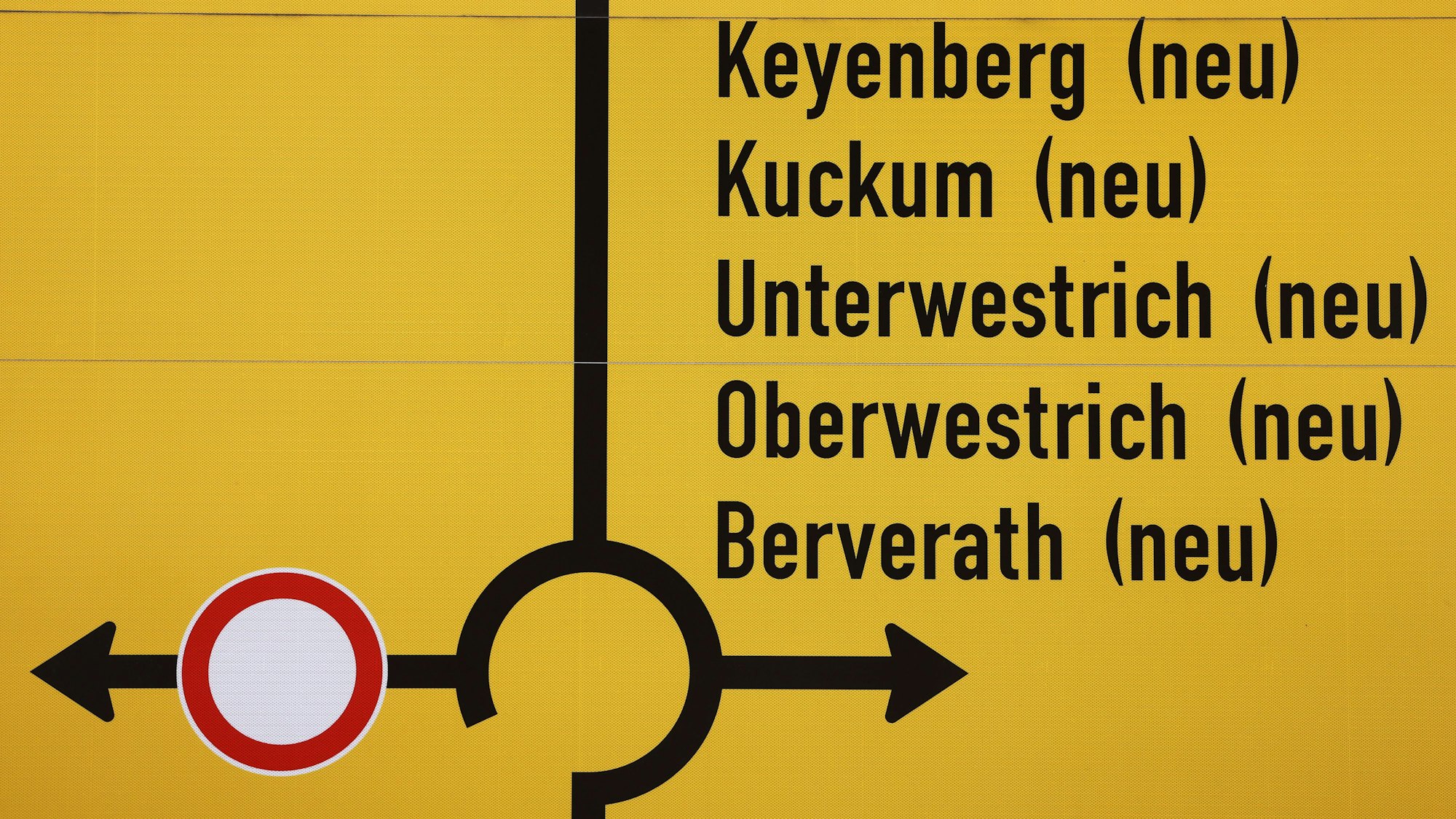 Die Ortsnamen der umgesiedelten neuen Dörfer, Keyenberg, Kuckum, Unterwestrich, Oberwestrich und Berverath stehen auf einem Verkehrsschild am Ortseingang.