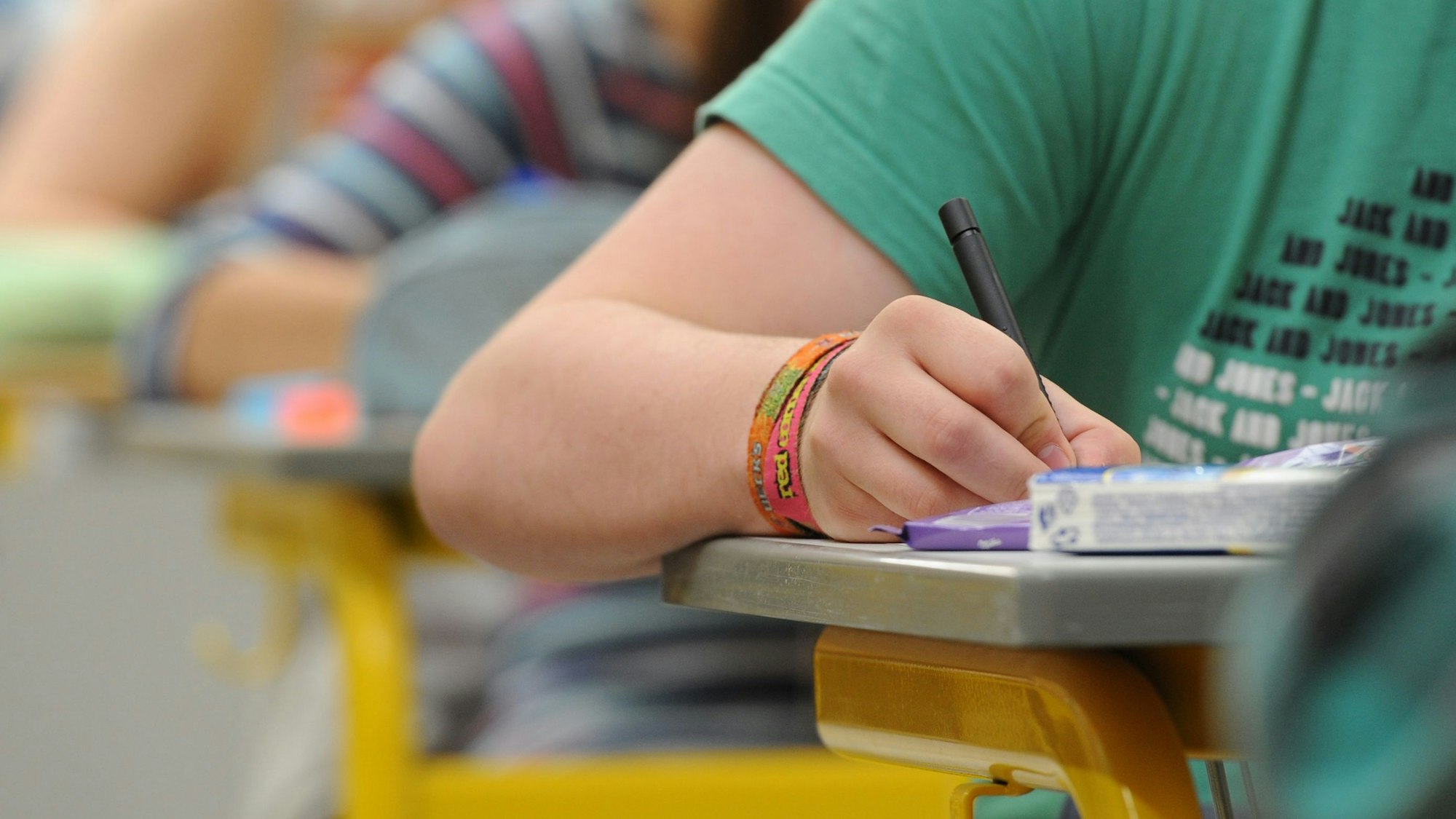 Schülerinnen und Schüler eines Gymnasiums schreiben eine Klausur.