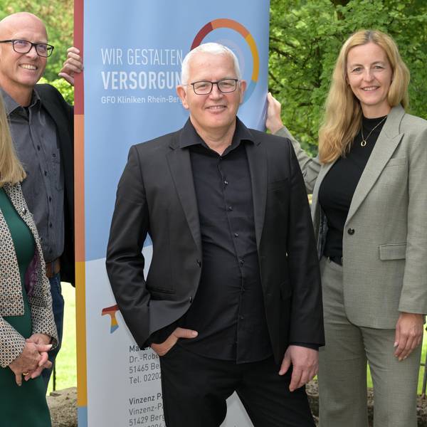 Leiter des Darmkrebszentrums, Pascal Scherwitz, hat weiße kurze Haare und eine schwarze Brille.
