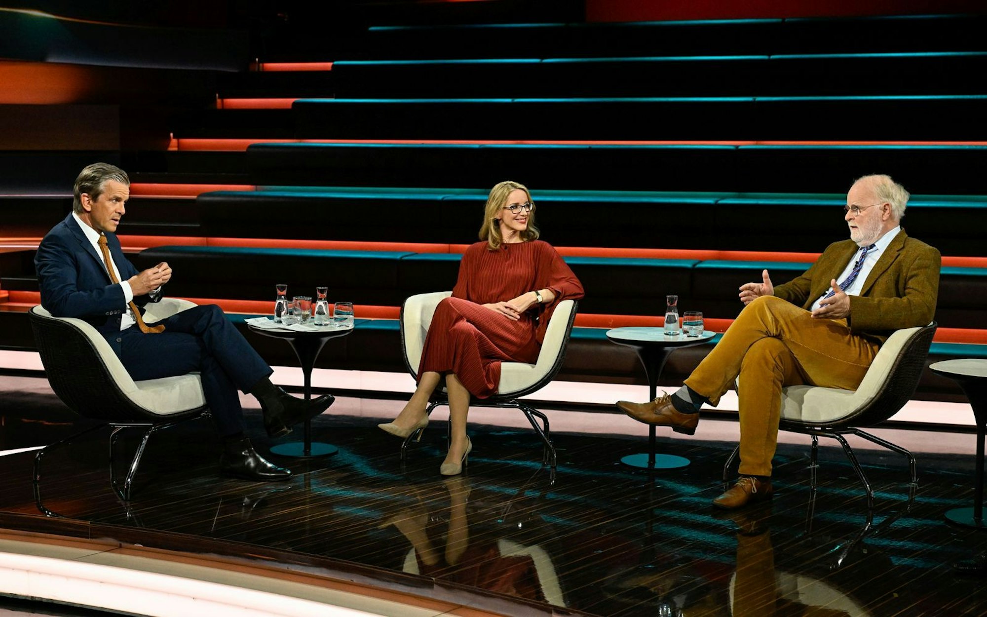 Markus Lanz (links) diskutierte mit Alena Buyx und Manfred Lütz über die Vorteile und Grenzen der Selbstoptimierung. (Bild: ZDF / Markus Hertrich)