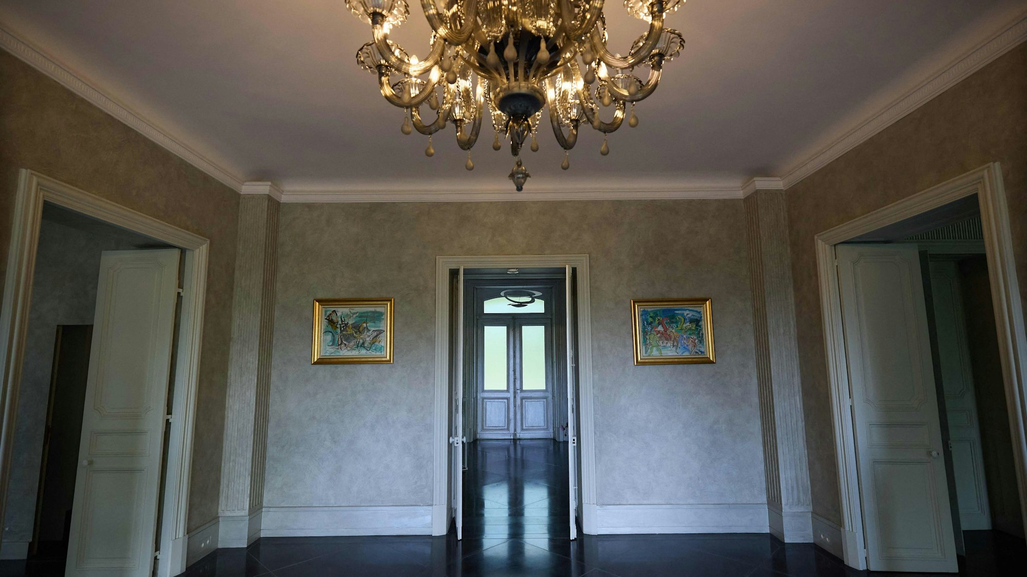 Der Empfangsraum der Villa von Karl Lagerfeld bei Paris.