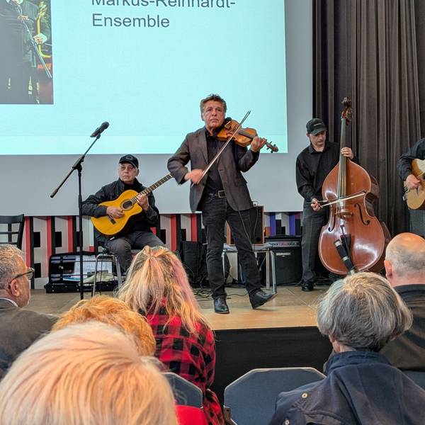 Das Markus-Reinhardt-Ensemble spielte auf der Finissage des Projekts „Zukunft braucht Erinnerung“ im Forum.