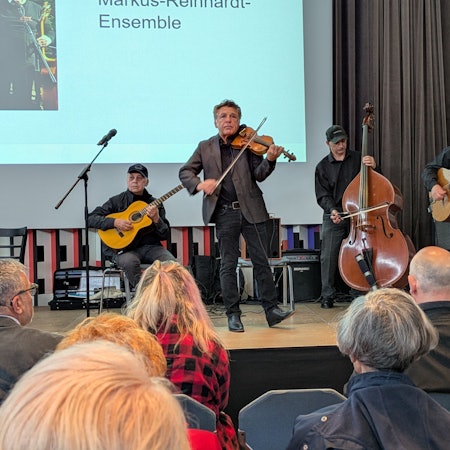 Das Markus-Reinhardt-Ensemble spielte auf der Finissage des Projekts „Zukunft braucht Erinnerung“ im Forum.