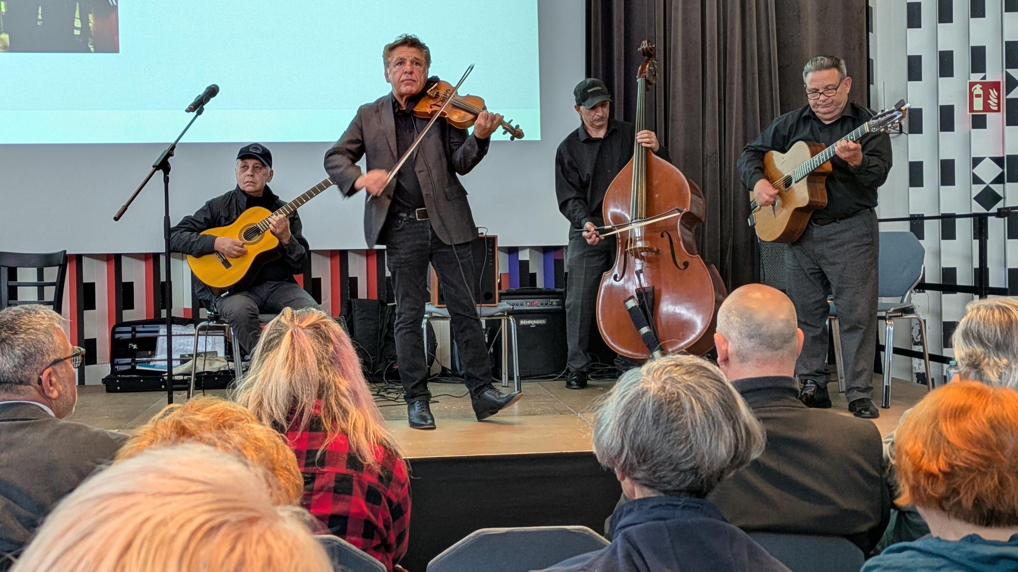 Das Markus-Reinhardt-Ensemble spielte auf der Finissage des Projekts „Zukunft braucht Erinnerung“ im Forum.