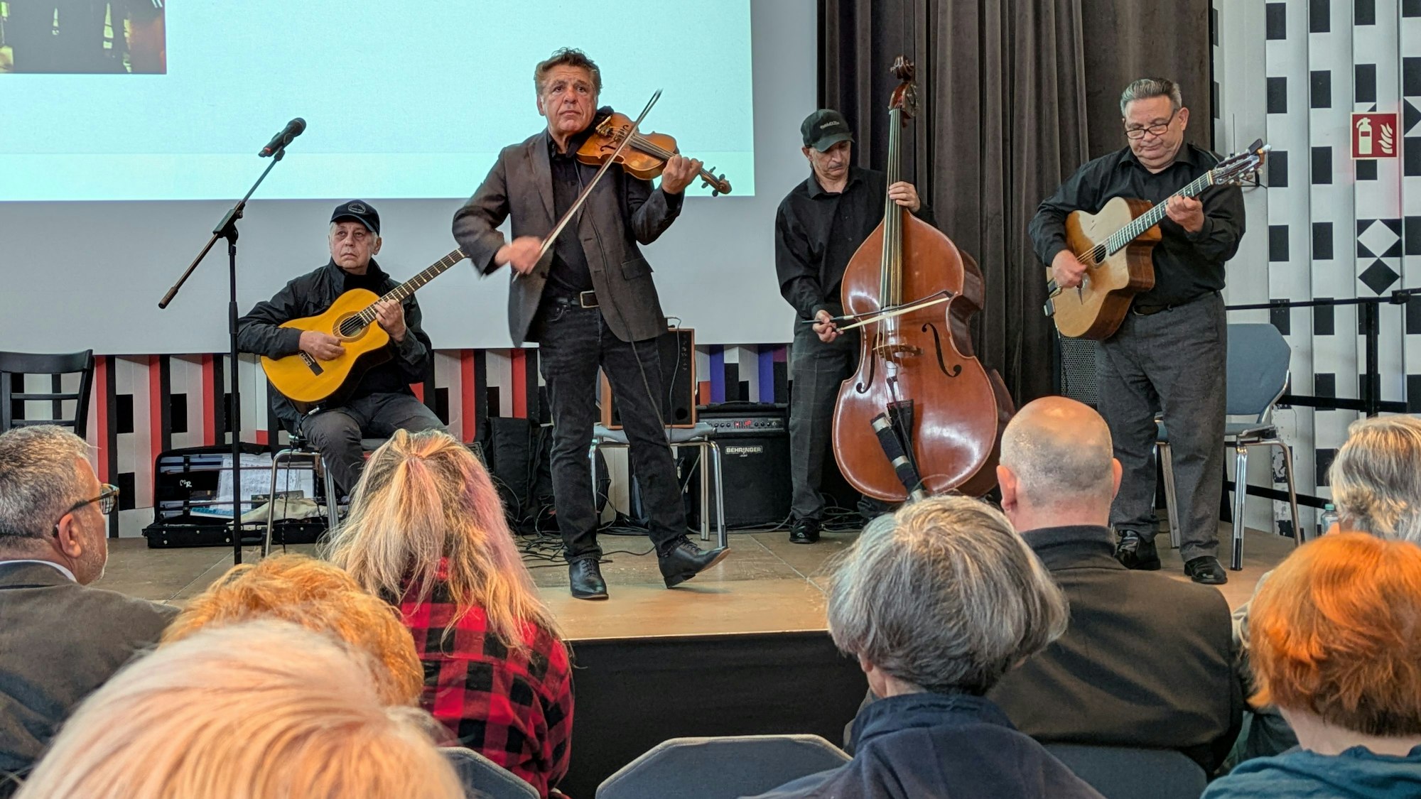 Das Markus-Reinhardt-Ensemble spielte auf der Finissage des Projekts „Zukunft braucht Erinnerung“ im Forum.