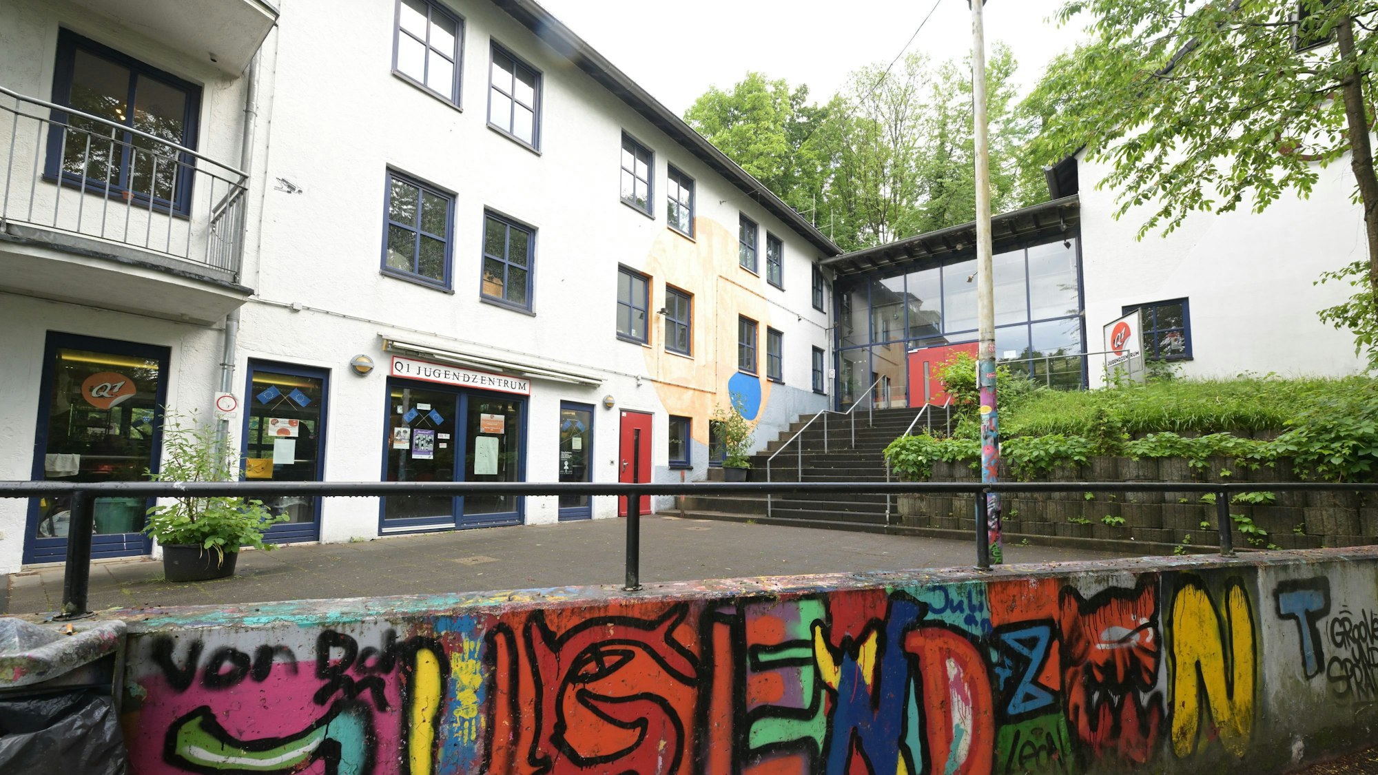 Die Außenansicht des zweistöckigen Gebäudes ist zu sehen.