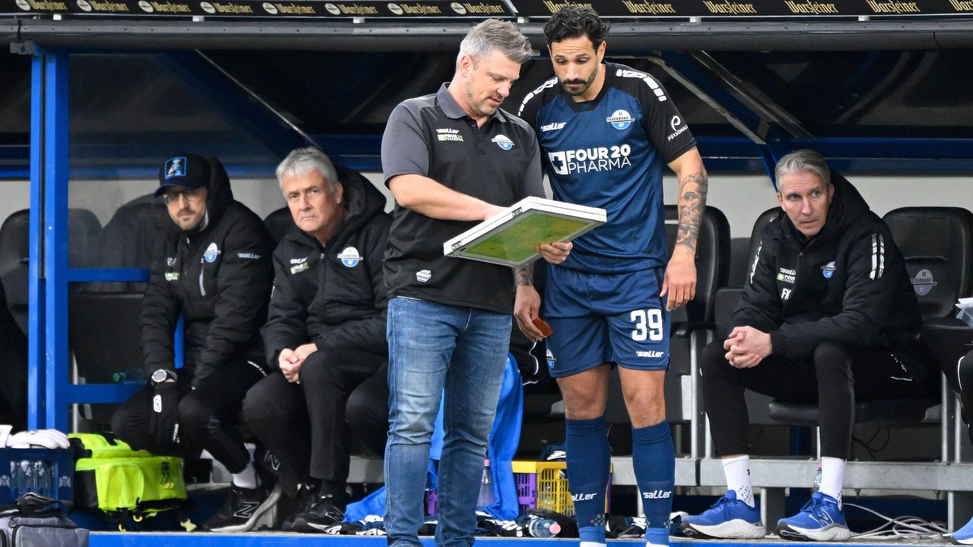 Lukas Kwasniok erklärt Adriano Grimaldi wie er nach seiner Einwechslung zu spielen hat.