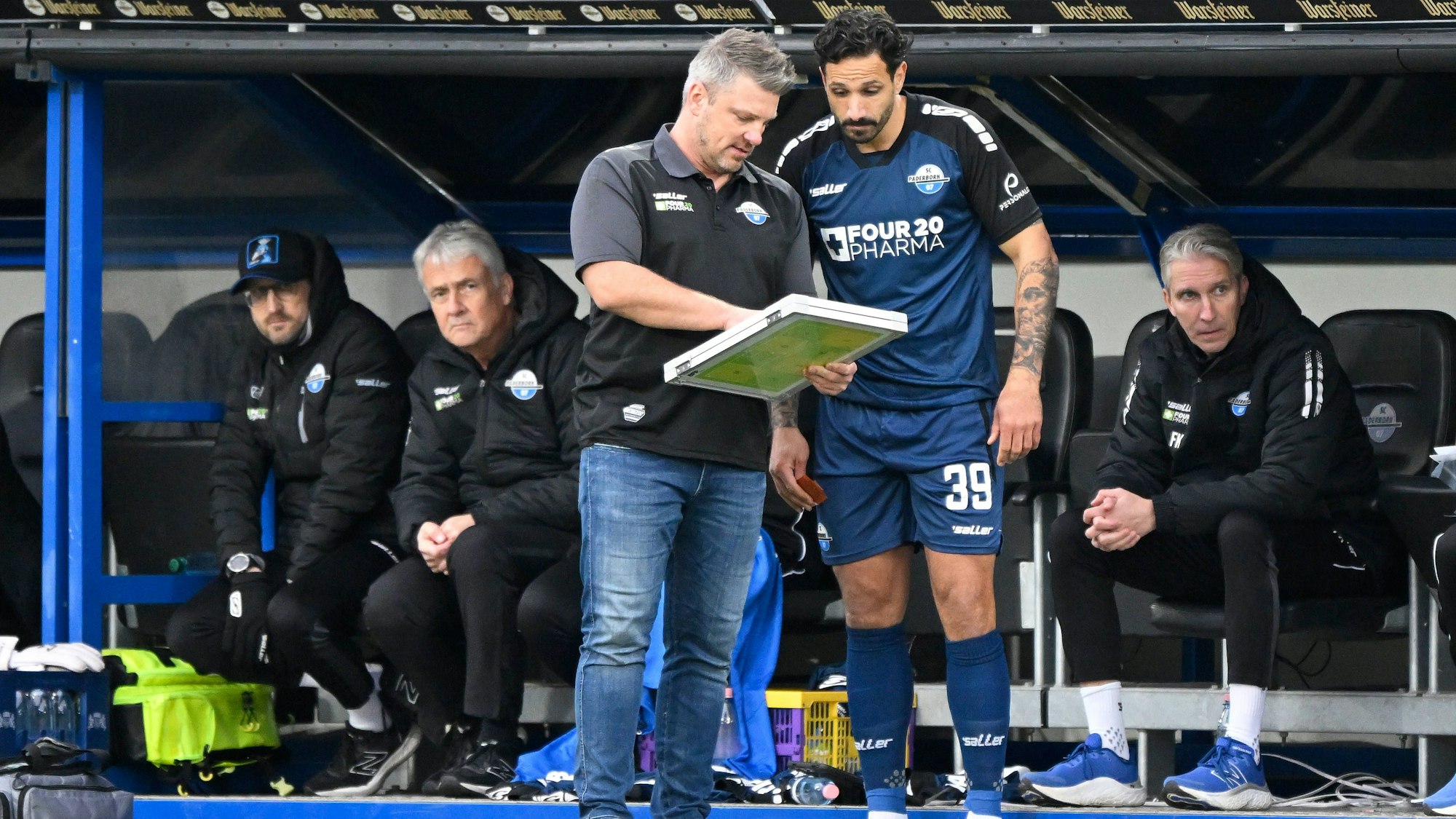 Lukas Kwasniok erklärt Adriano Grimaldi wie er nach seiner Einwechslung zu spielen hat.