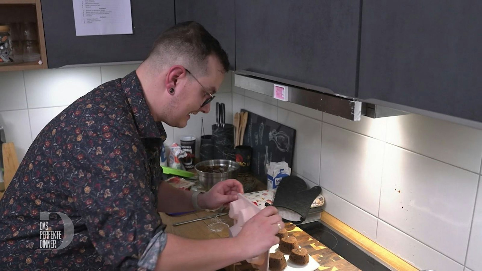 Spannender Moment beim Dessert: Hat der Kuchen einen flüssigen Kern oder nicht?
(Bild: RTL)