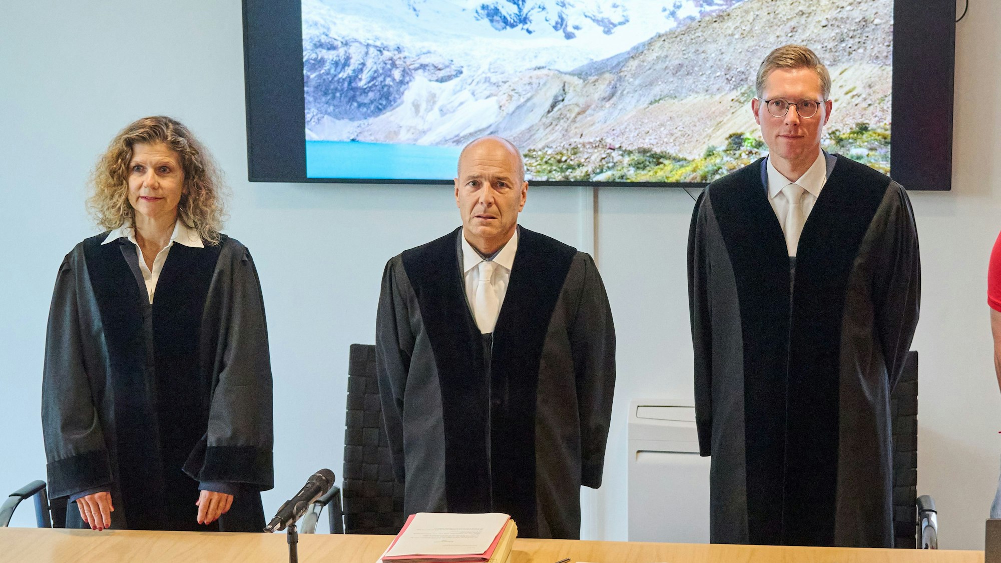Die Richter Henrichs, Meyer und Kampf (v.l.) vor der Urteilsverkündung im Klimaprozess Lliuya gegen RWE am OLG Hamm.