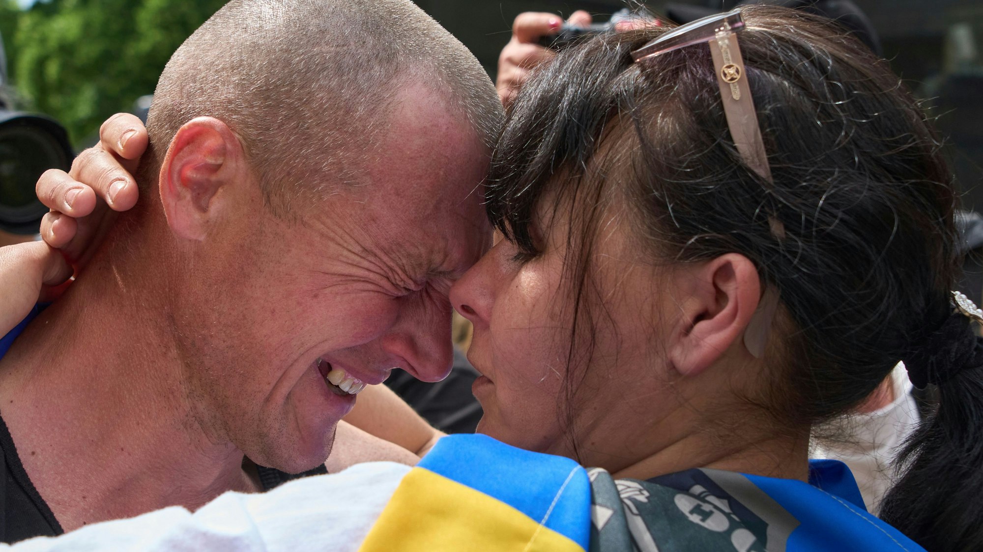 Ein ukrainischer Soldat umarmt seine Frau in der Region Tschernihiw, nachdem er im Rahmen eines Kriegsgefangenenaustauschs zwischen Russland und der Ukraine am Sonntag, 25. Mai 2025 aus der Gefangenschaft zurückgekehrt ist.