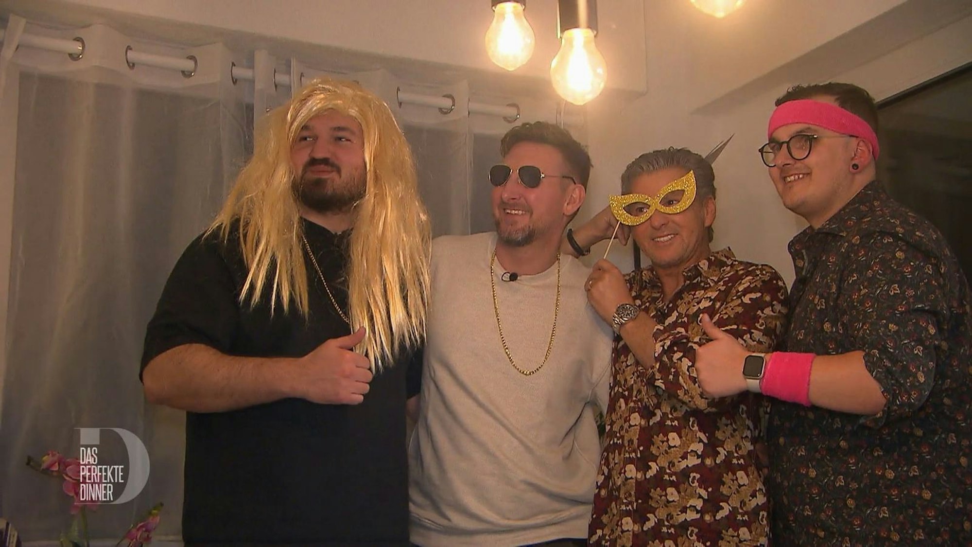 Zwischen den Gängen bleibt genug Zeit für lustige Bilder in der Fotobox.
(Bild: RTL)