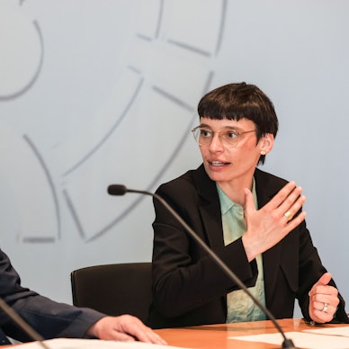 Josefine Paul (r, Grüne), Ministerin für Kinder, Jugend, Familie, Gleichstellung, Flucht und Integration, spricht neben Jörg Rensmann, Leiter der Recherche- und Informationsstelle Antisemitismus Nordrhein-Westfalen bei der Vorstellung des Jahresberichts 2023 im Landtag.