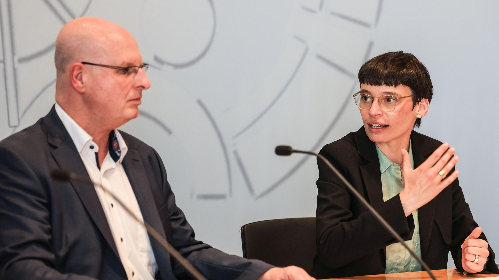 Josefine Paul (r, Grüne), Ministerin für Kinder, Jugend, Familie, Gleichstellung, Flucht und Integration, spricht neben Jörg Rensmann, Leiter der Recherche- und Informationsstelle Antisemitismus Nordrhein-Westfalen bei der Vorstellung des Jahresberichts 2023 im Landtag.
