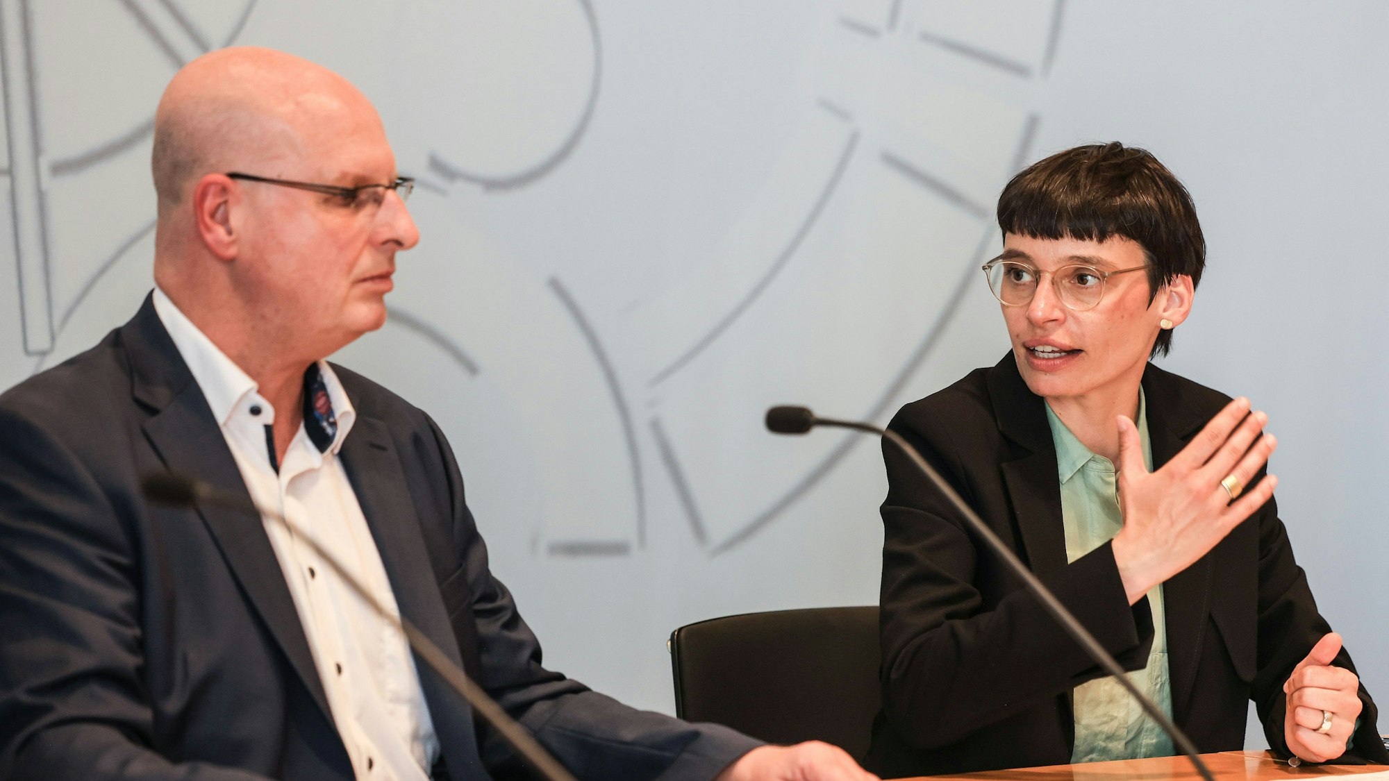 Josefine Paul (r, Grüne), Ministerin für Kinder, Jugend, Familie, Gleichstellung, Flucht und Integration, spricht neben Jörg Rensmann, Leiter der Recherche- und Informationsstelle Antisemitismus Nordrhein-Westfalen bei der Vorstellung des Jahresberichts 2023 im Landtag.