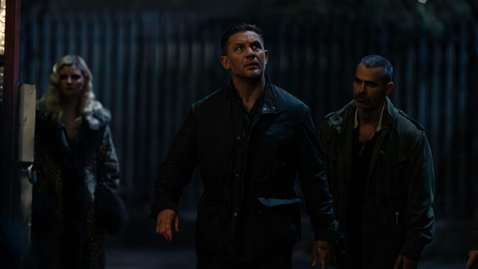 Harry De Souza (Tom Hardy, Mitte) löst alle möglichen Probleme für seinen Boss. (Bild: ©2025 Viacom International Inc. / Paramount + / Luke Varley)