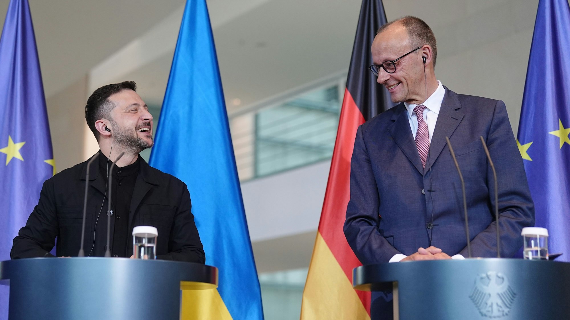 Wolodymyr Selenskyj (l.), Präsident der Ukraine, und Bundeskanzler Friedrich Merz (CDU) geben im Bundeskanzleramt nach einem Treffen eine Pressekonferenz. Der ukrainische Präsident Selenskyj ist zu einem eintägigen Besuch in der deutschen Hauptstadt.