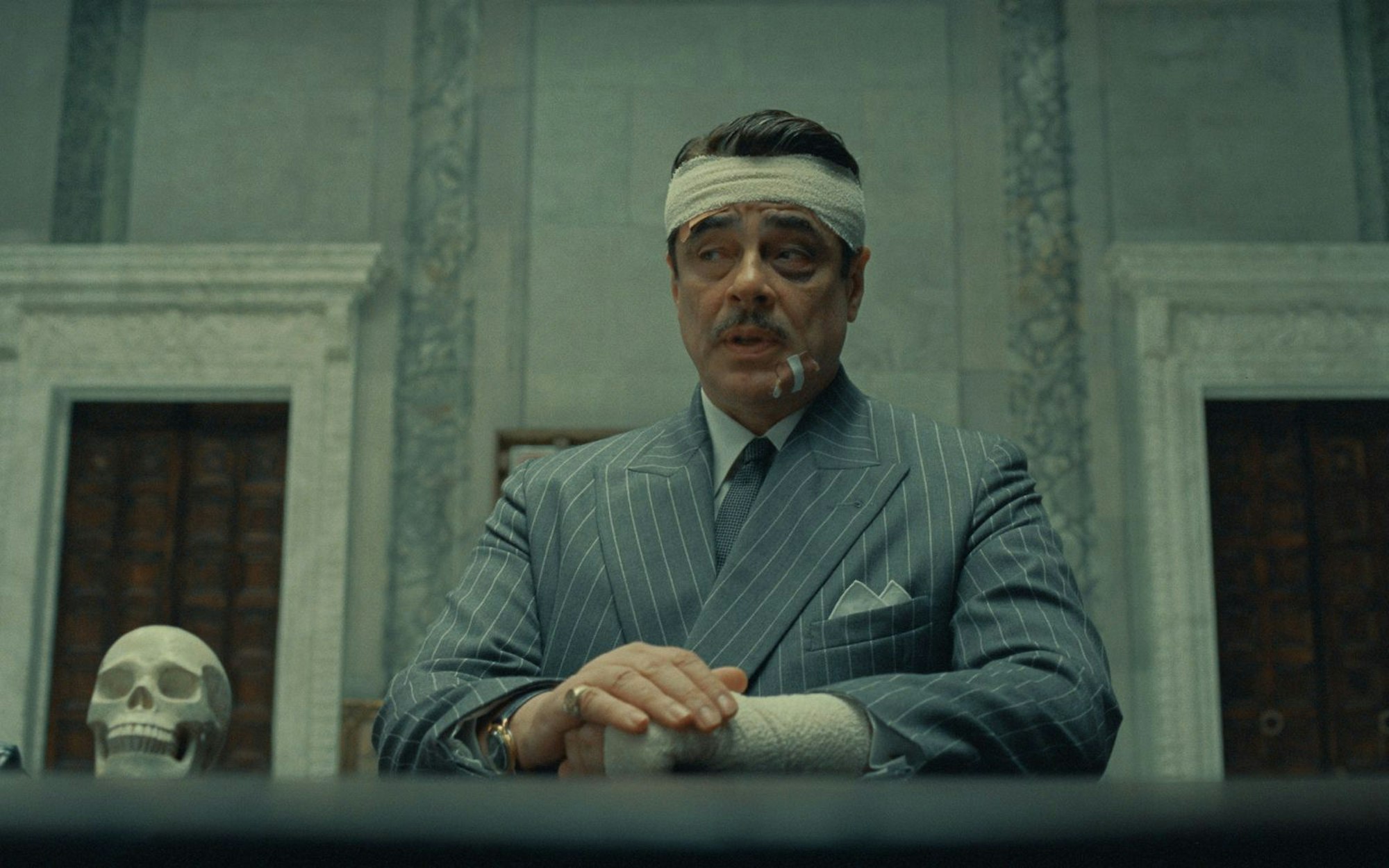 Man trachtet ihm nach dem Leben, doch Zsa-Zsa Korda (Benicio del Toro) tüfelt weiter an seinem „phönizischen Meisterstreich“. (Bild: TPS Productions/Focus Features/Universal)