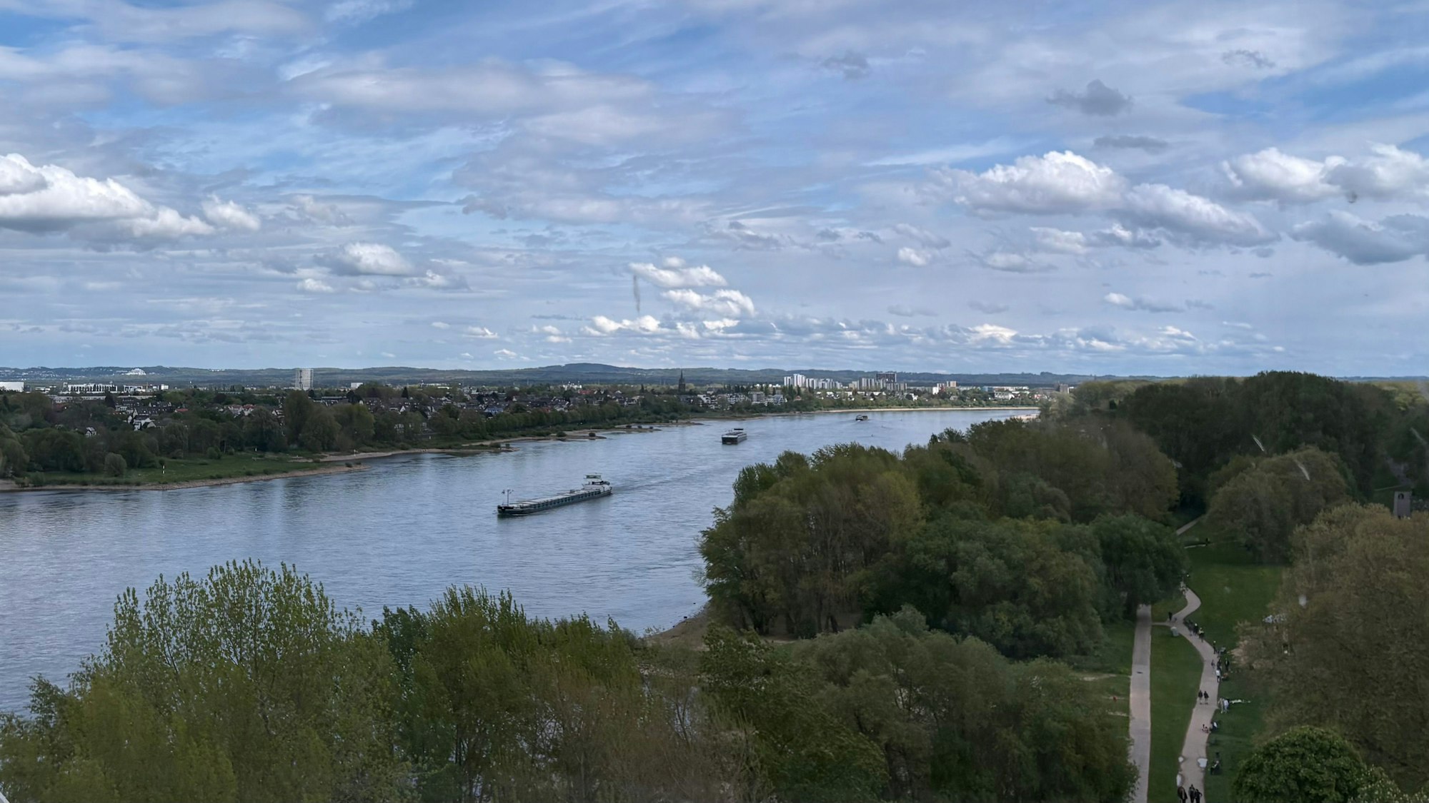 Blick auf den Rhein von oben in Rodenkirchen in Köln.