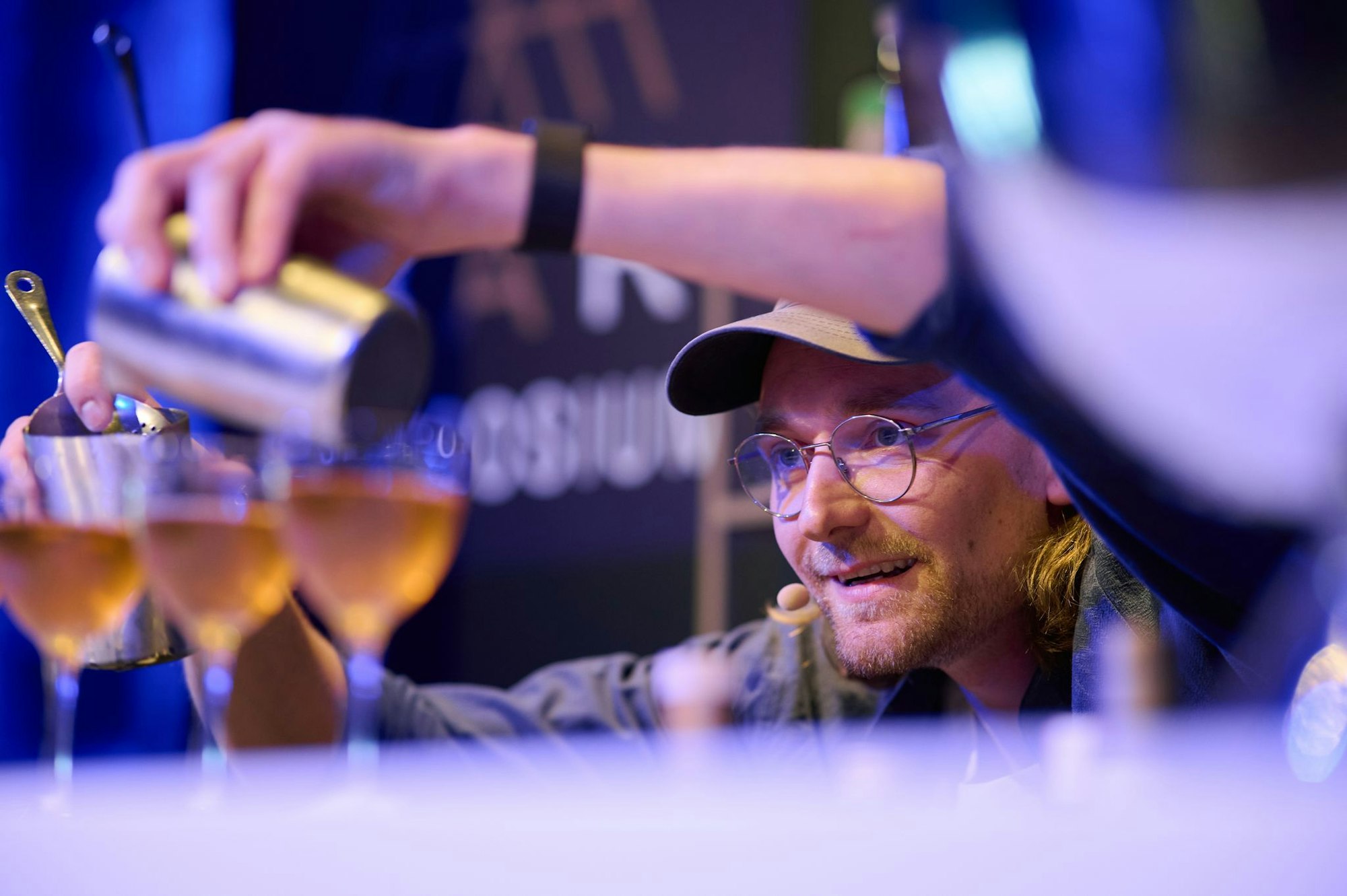 Wladimir Reichert von der erst kürzlich eröffneten Bar «Studio» in Zürich mixt seinen Gewinner-Cocktail «Unruh».