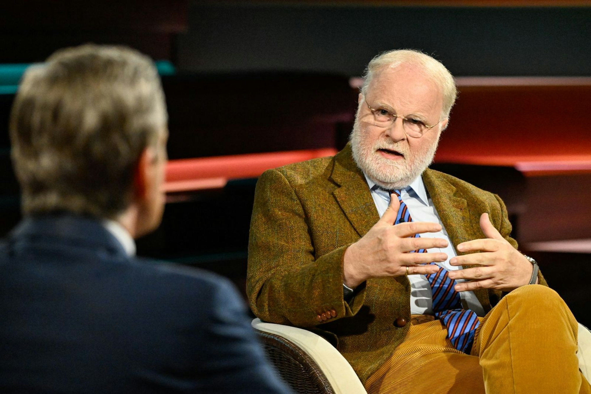 Theologe Manfred Lütz sieht den Einsatz Künstlicher Intelligenz im Medizinbereich kritisch, gibt jedoch zu: „Ich glaube, man hat ein Recht auf selbstbestimmtes Sterben.“ (Bild: ZDF / Markus Hertrich)