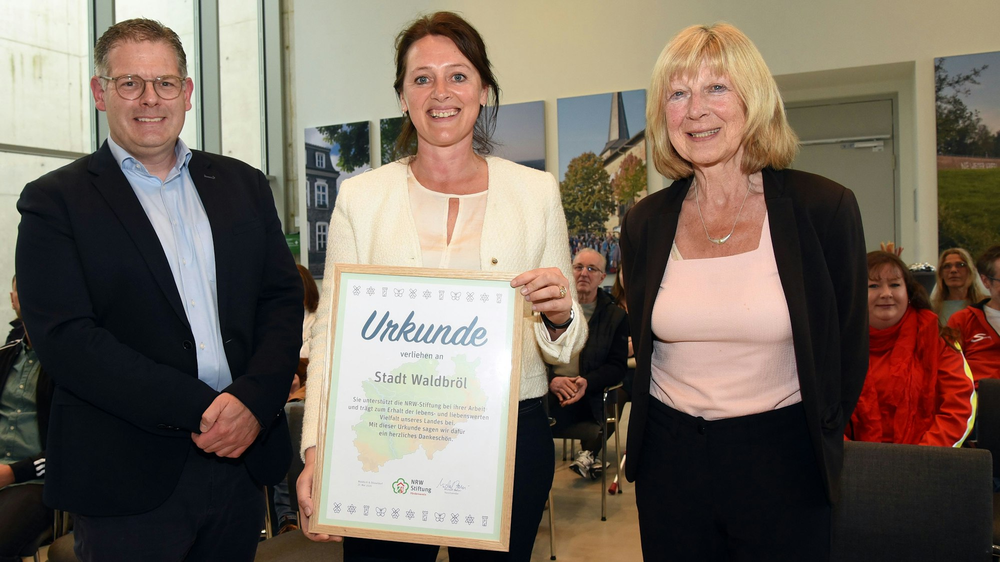 Mitgliedschaft besiegelt: Christoph Eickelmann und Regionalbotschafterin Jutta Krumm (rechts) von der NRW-Stiftung übergeben Waldbröls Bürgermeisterin Larissa Weber die Urkunde über die Mitgliedschaft im Förderverein der Stiftung.