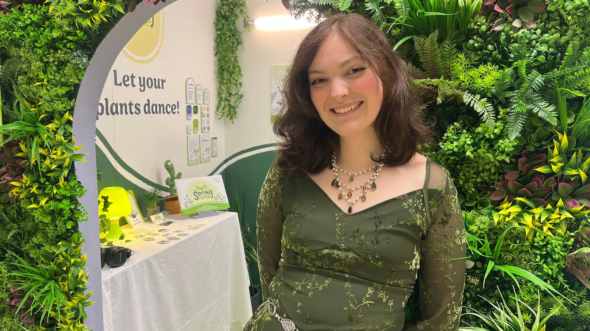 Mirah Werner lässt ihre Pflanzen tanzen, mit dreiprozentigem Wasserstoffperoxyd.