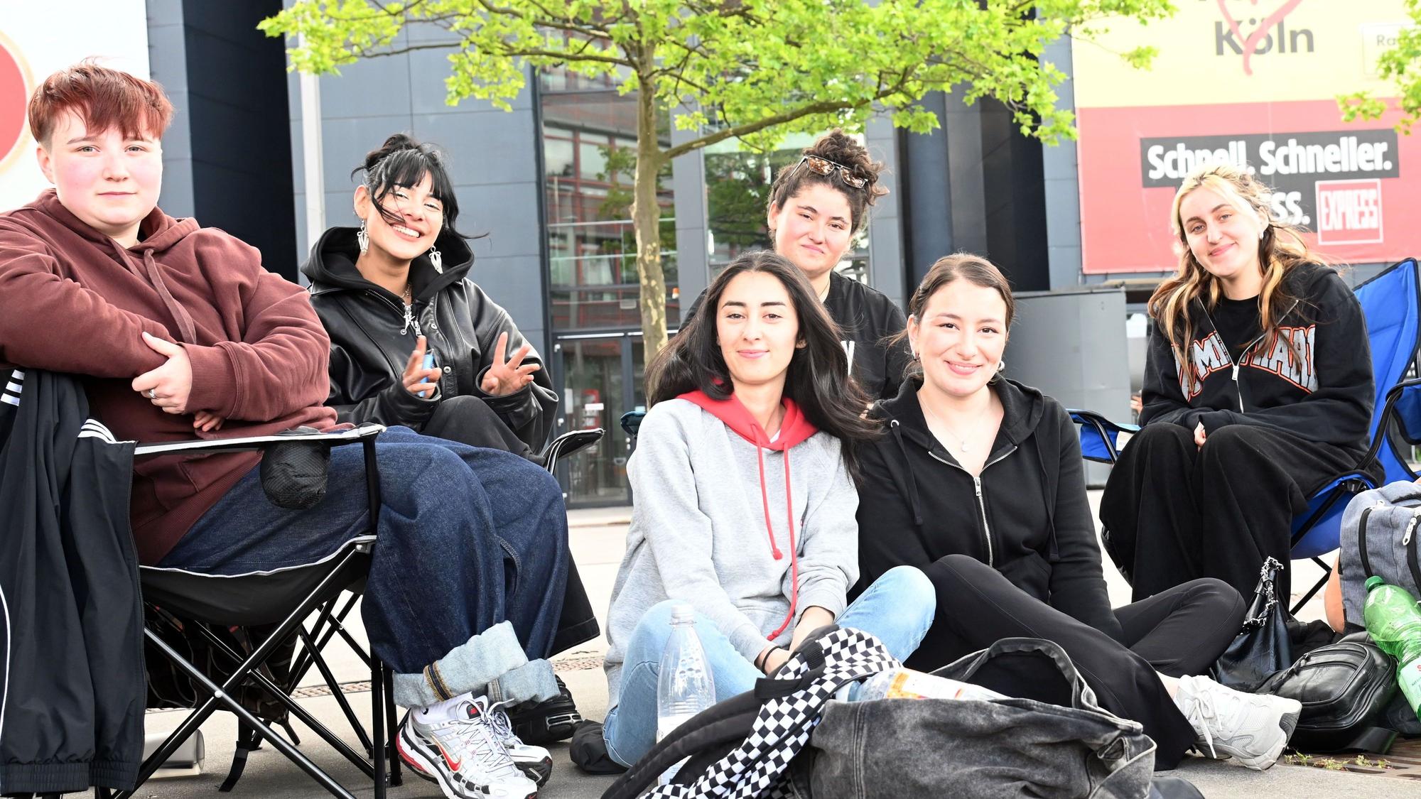 28.05 2025 Köln. Fans der Musikerin Billie Eilish campen an der Lanxess-Arena. Dabei tritt die Künstlerin erst am Donnerstagabend auf. Diese Fans kommen aus Düsseldorf, Hamburg und Stuttgart. Foto: Alexander Schwaiger