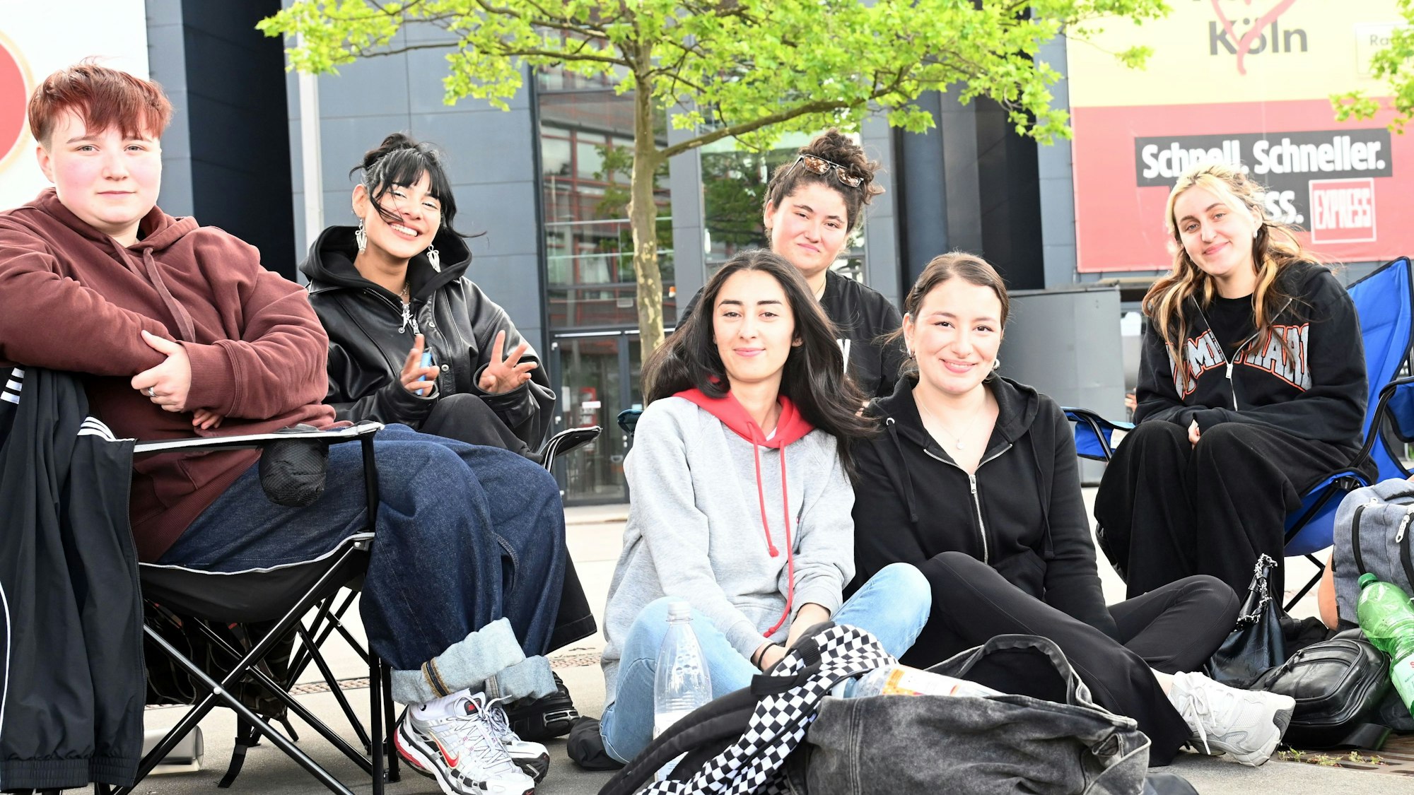28.05 2025 Köln. Fans der Musikerin Billie Eilish campen an der Lanxess-Arena. Dabei tritt die Künstlerin erst am Donnerstagabend auf. Diese Fans kommen aus Düsseldorf, Hamburg und Stuttgart. Foto: Alexander Schwaiger