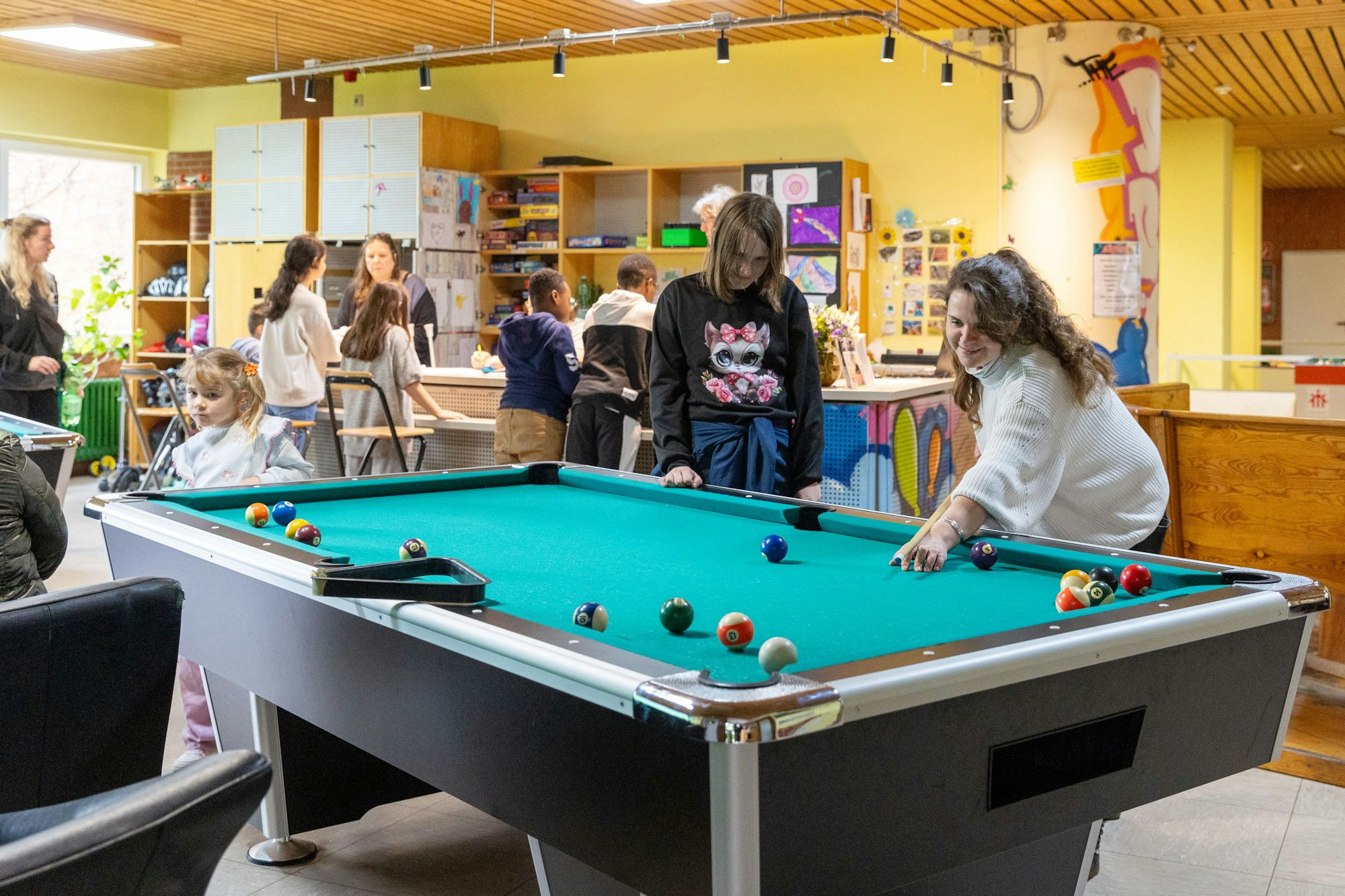 Im Eingangsbereich des Don-Bosco-Clubs steht ein Billardtisch und eine große Theke im Hintergrund