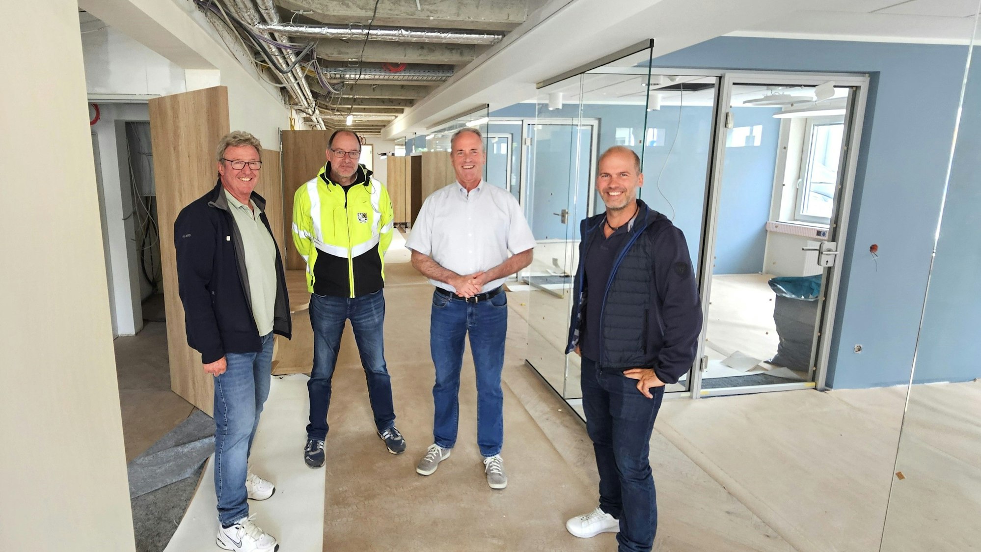 Markus Auel (v.r.), Hermann-Josef Esser, Lothar Schatten und der Leiter des Wiederaufbauteams, Manfred Poth, stehen im den neuen Räumen für den Bürgerservice.
