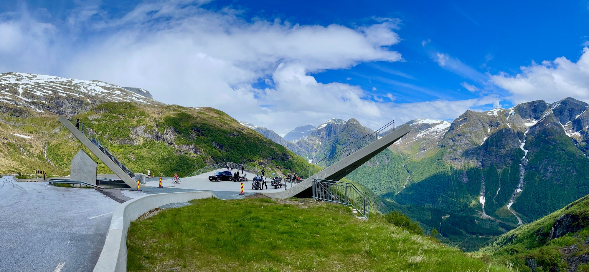 Der Aussichtspunkt Utsikten auf der Landschaftsroute Gaularfjellet bietet einen spektakulären Blick auf Berge und Täler.