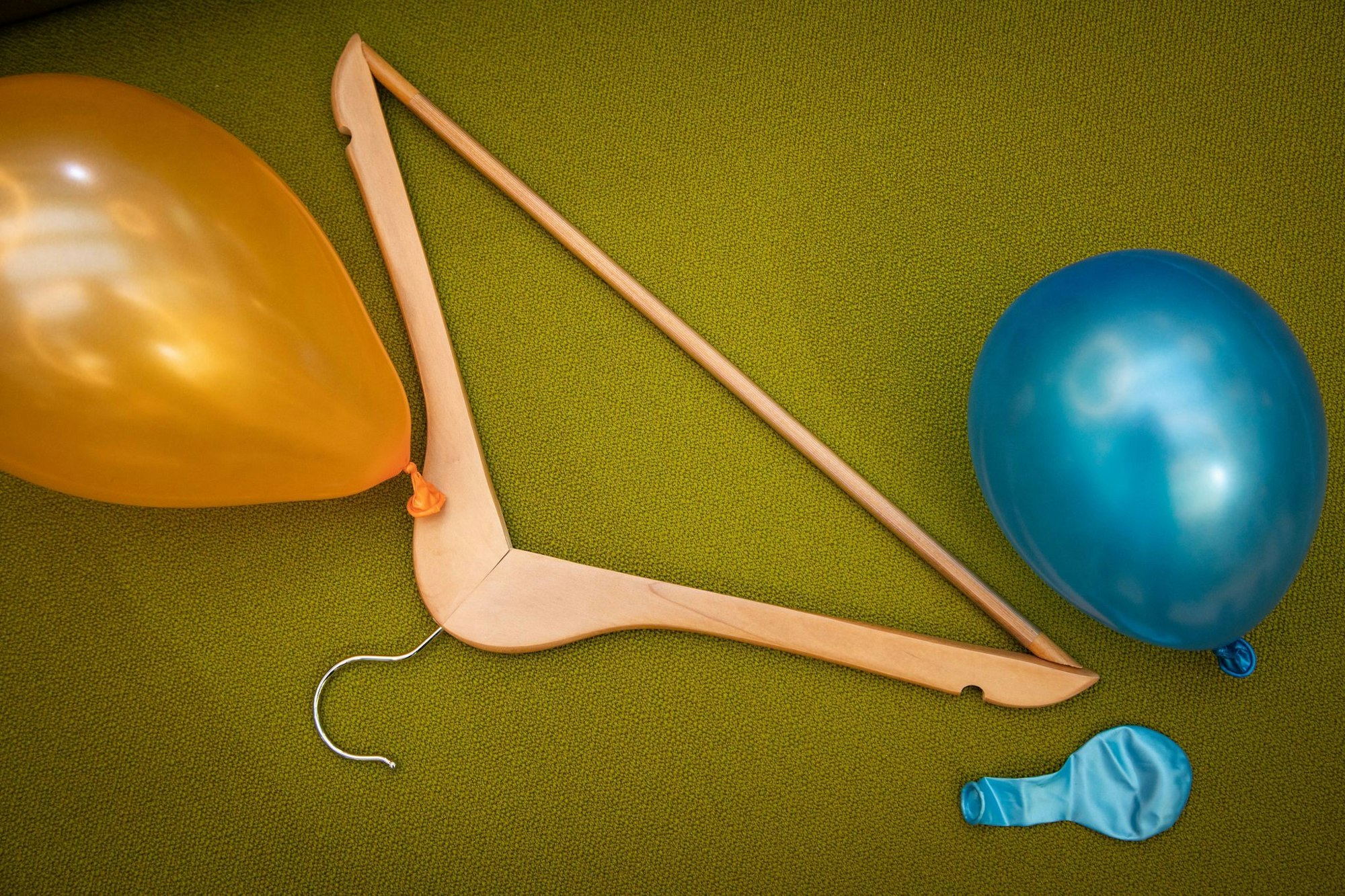 Knifflige Angelegenheit: Beim Verknoten von Luftballons ist Feinmotorik gefragt. Mit einem Hilfsmittel soll es einfacher gehen.