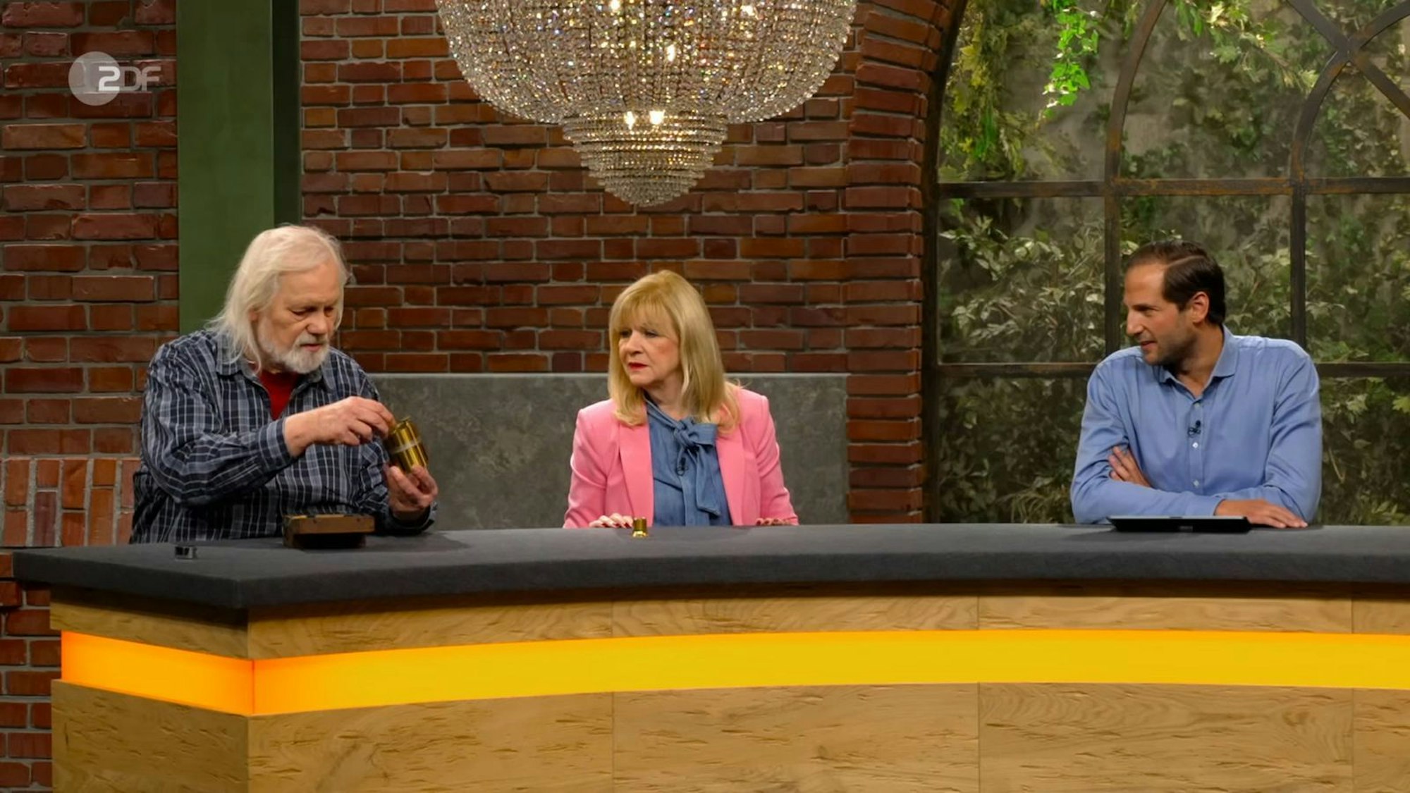 „Ich glaube nicht, dass die Händler erkennen, was wir da mitgebracht haben“, sinnierte Wolfgang geradezu prophetisch vor dem Händlerraum. „Oha, Gold“, lag Benjamin Leo Leo genauso falsch wie zuvor der Moderator. (Bild: ZDF)