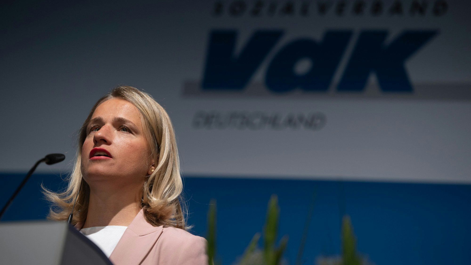 ARCHIV - 17.05.2023, Berlin: Verena Bentele, Präsidentin vom VdK, spricht beim 19. Ordentlichen Bundesverbandstag des Sozialverband VdK. Der VdK präsentiert die bisher umfangreichste Studie zur häuslichen Pflege und übergibt Bundesgesundheitsminister Lauterbach die Ergebnisse. (zu dpa: «Sozialverband VdK unterstützt Rentenvorstoß von Bas») Foto: Christophe Gateau/dpa +++ dpa-Bildfunk +++