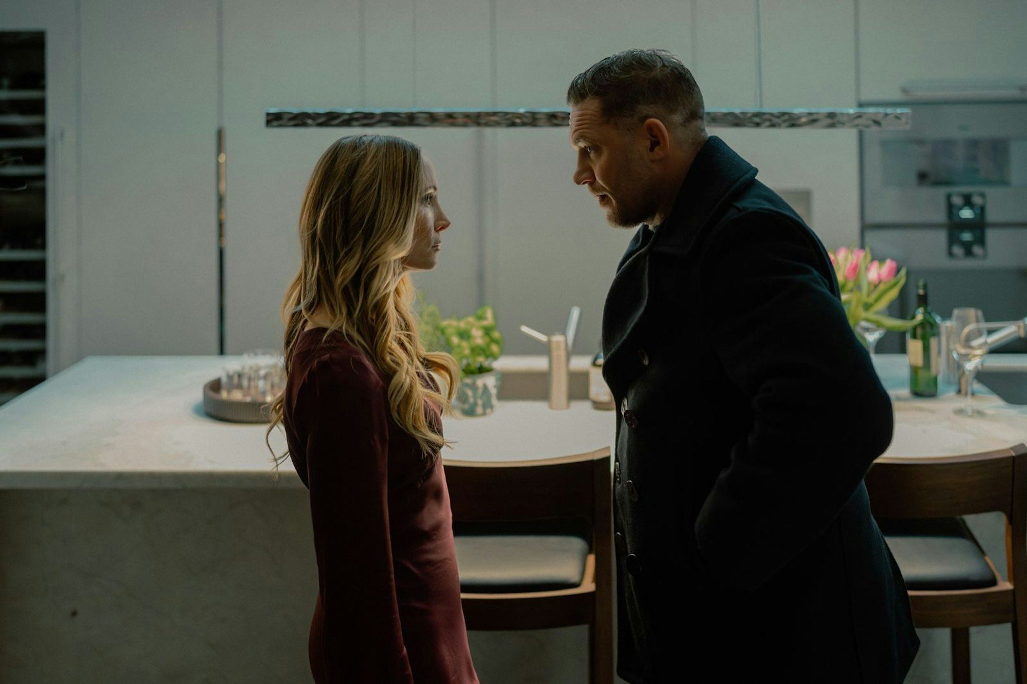 Während Harry De Souza (Tom Hardy) im Job die Ansagen macht, hat zu Hause seine Fraau Jan (Joanne Frogatt) das Sagen. (Bild: ©2025 Viacom International Inc. / Paramount + / Luke Varley)