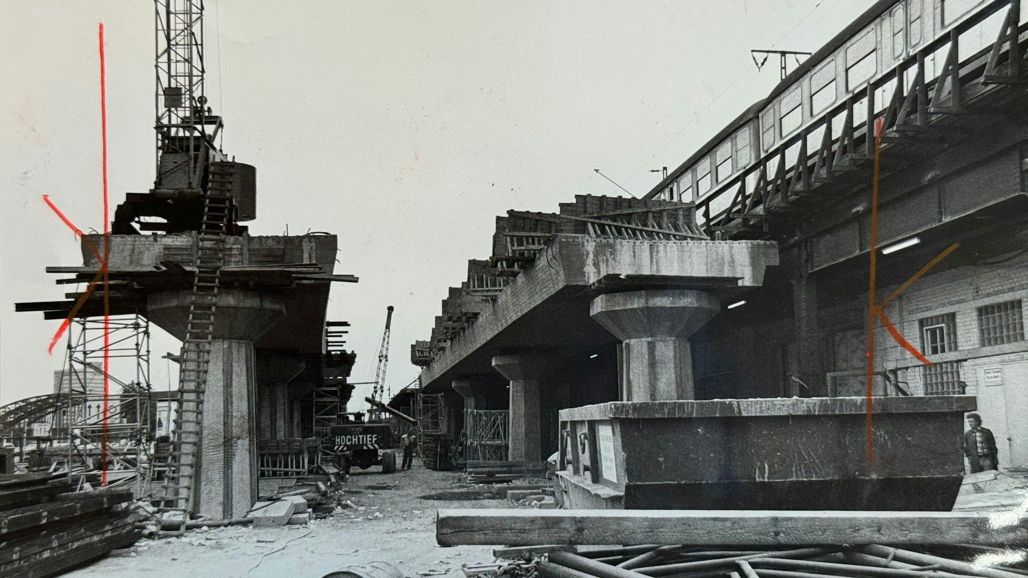 21.08.1973, Köln: Bauarbeiten auf dem Breslauer Platz. Die Gleisanlage des Hauptbahnhofes wird im Norden um einen Bahnsteig mit zwei weiteren Gleise für die S-Bahn erweitert. Foto: F.W. Holubovsky
