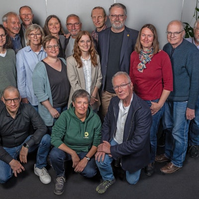 Die Leichlinger Grünen haben ihre Kandidatinnen und Kandidaten für die Kommunalwahl 2025 aufgestellt. Christian Paulitz-Erdmann (stehend, 4.v.r.) will Bürgermeister werden.